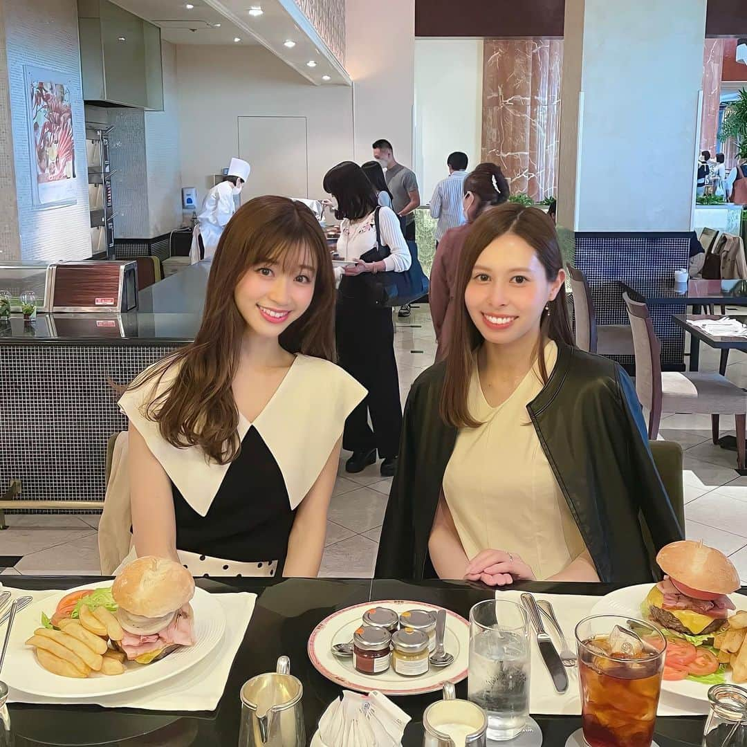 牧野結美さんのインスタグラム写真 - (牧野結美Instagram)「ハンバーガーランチ🍔🍟♡  気がつけば、1年以上会えていなかった👀💦  やっぱり話すと楽しすぎたので 定期的に会いたいな💓  この日もお肌ツヤツヤな紅葉に すっかり見とれてしまいました💕  #恵比寿カフェ #恵比寿グルメ #恵比寿ランチ #ウェスティンホテル東京 #ウェスティン #ホテルランチ #ハンバーガーランチ #大人女子の休日 #アラサーol #女子会ランチ #贅沢ランチ」5月19日 19時45分 - yumi_makino_