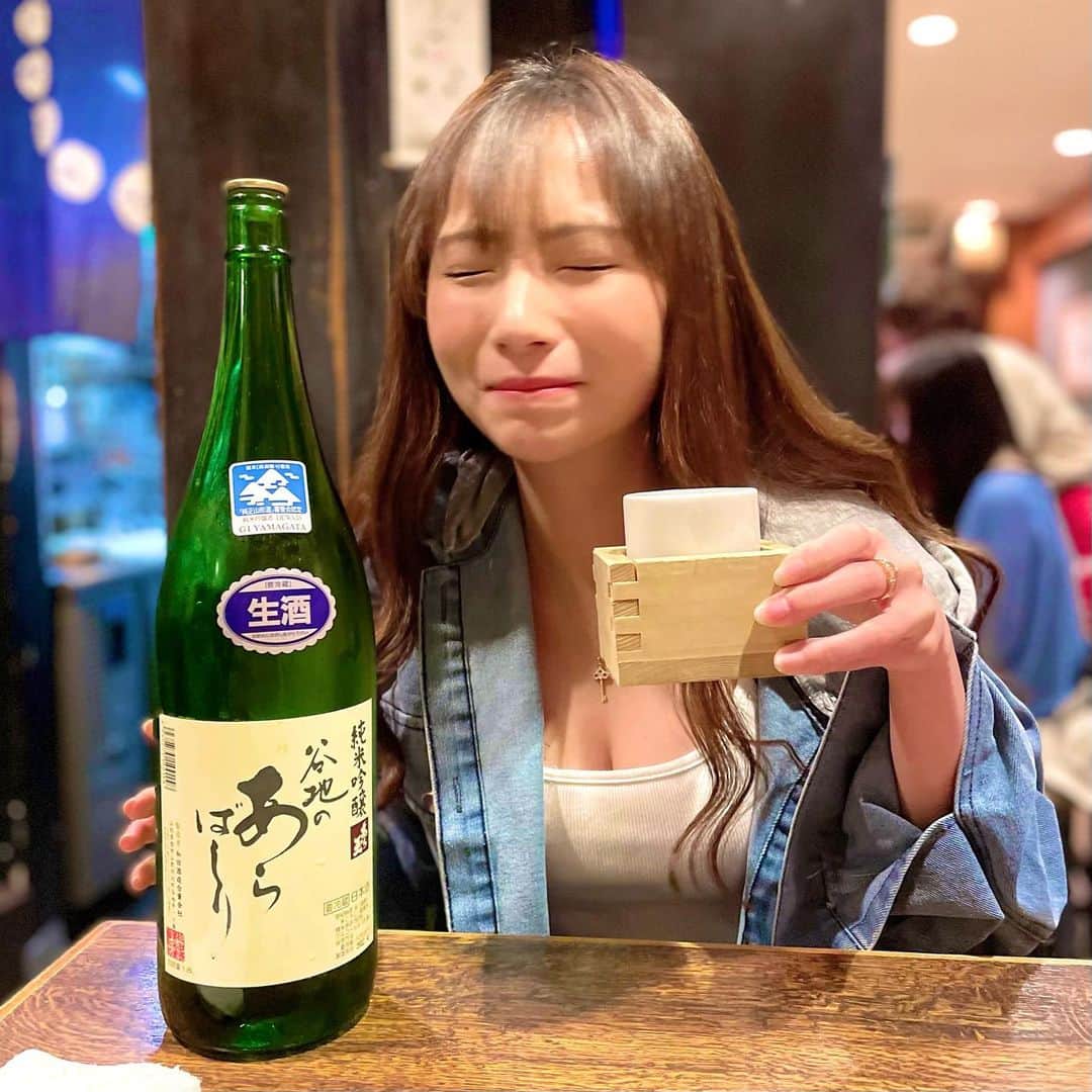街山みほさんのインスタグラム写真 - (街山みほInstagram)「夜の散策中に..✨ 美味しい日本酒と出会いました🍶💞  ⁡ 最近、日本酒好きな女の子が多くて嬉しい♪  気づいたら周り酒豪だらけ😂w  ⁡ 清酒很好吃🍶💞 ⁡ I met sake 🍶💞 Japanese sake is the best! ⁡ ~~~~~~~~~~~~~~~~~~~~~~~~~~~~~~~~~~~~~~~ ⁡ 初演技・初主演映画を務めさせて頂きました✨ ⁡ 『ヘタな二人の恋の話』公開決定！！ ⁡ 7/1(金)よりシネマート新宿にて上映します👏 ⁡ 私の中で大きな挑戦でした。 ⁡ 沢山の方にご覧いただけると嬉しいです☺️💞 ⁡ ⁡ ⁡ ◉2nd写真集『Eden』 2022/2/25~ 絶賛発売中です💞 ⁡ 応援し続けてくれる皆さんのおかげです✨  本当にありがとうございます（涙） ⁡ 石垣島という舞台で楽園をイメージとした 開放的な内容になっています🤭 ⁡ 街山の脱ぎっぷりに驚かないでね..？ ⁡ ⁡ ＼＼発売中／／ ⁡ ◉2nd写真集『Eden』 ◉1st写真集『Scarlet』 ⁡ デジタル写真集 ◆「深窓」 ◆「秘宿」 ◆「潮騒」 ◆「秘宿／潮騒」１２０カット完全版 ◆「スペシャルEdition vol.１」 ◆「Scarlet スペシャルEdition vol.２」 ◆「Scarlet Max Edition １５０ページ完全版」 ⁡ ⁡ #街山みほ #日本酒 #お酒好き女子 #お酒 #散策 #居酒屋 #かわいい女の子 #可愛い女の子 #モデル #女優 2nd#写真 集『#eden 』絶賛発売中💞#水着 #海 #ビキニ #グラビア撮影 #美脚 #美ボディ #くびれ #ミニスカート #美胸神器 #美女 #美人 #可愛 #漂亮 #美麗 #japan #girl #sake #beautiful」5月19日 20時14分 - machiyamamiho