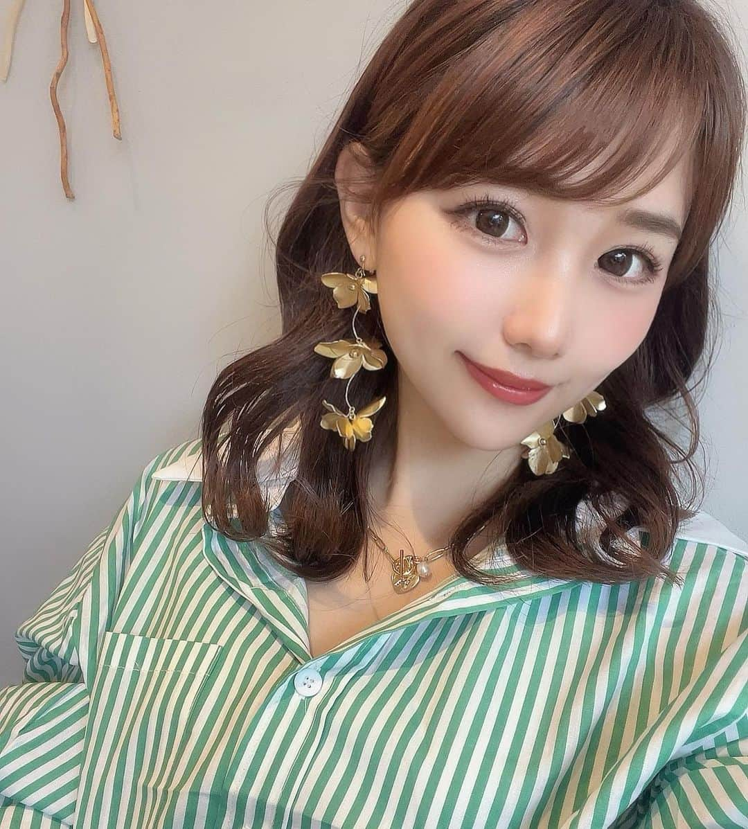 加藤里奈さんのインスタグラム写真 - (加藤里奈Instagram)「⋆  藤が丘のカフェに寄った時🤍  アクセサリーは @kattrait 🍑  トップスもジーパンも @shein_japan です🌙  クーポンコード꒰ katoco ꒱で お買い上げ金額5,999円まではセール価格より15%OFF、6,000円以上は20%OFFになります❤︎    #SHEINforall #shein #SHEINsummervacay  #SHEINpartner  #今日のコーデ #OOTD #ギンガムチェック #ヘアカラー #ヘアスタイル #名駅 #名駅美容院 #ヘアカラーベージュ #アクセサリー #アクセサリー販売」5月19日 20時16分 - katoco0326