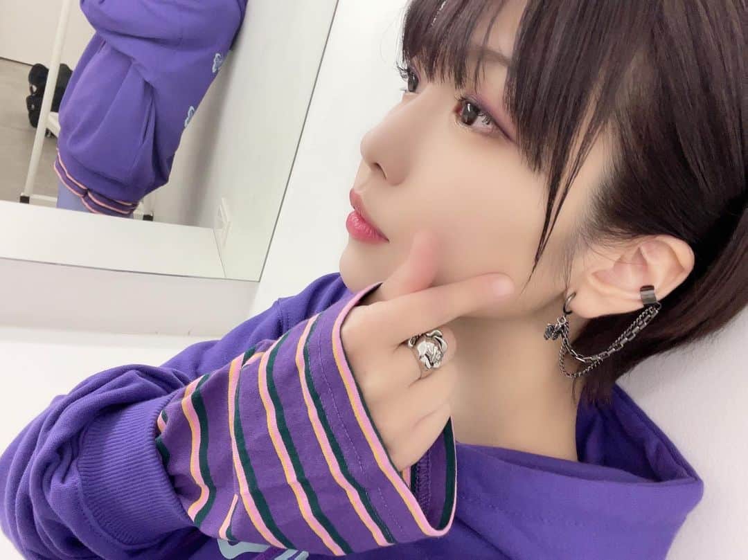愛美さんのインスタグラム写真 - (愛美Instagram)「#パラライOM ✨ 葵とお揃いにしたくてイヤーカフ🦋作ってもらいました！（そういうお店があって注文しました）💜 指輪は、バラ🌹にしたけど、合ってるかな！？葵の画像見まくったけど、多分バラやんな…？ #VISTY #パラライ」5月19日 20時16分 - aimin_official