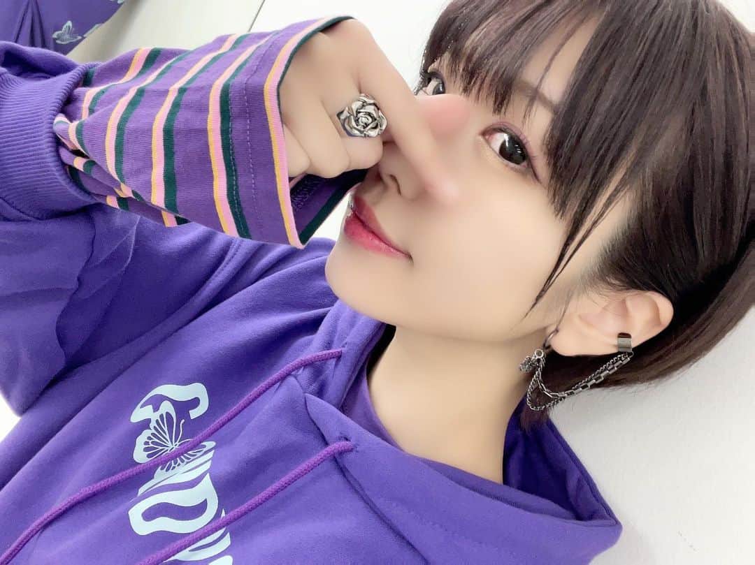 愛美さんのインスタグラム写真 - (愛美Instagram)「#パラライOM ✨ 葵とお揃いにしたくてイヤーカフ🦋作ってもらいました！（そういうお店があって注文しました）💜 指輪は、バラ🌹にしたけど、合ってるかな！？葵の画像見まくったけど、多分バラやんな…？ #VISTY #パラライ」5月19日 20時16分 - aimin_official
