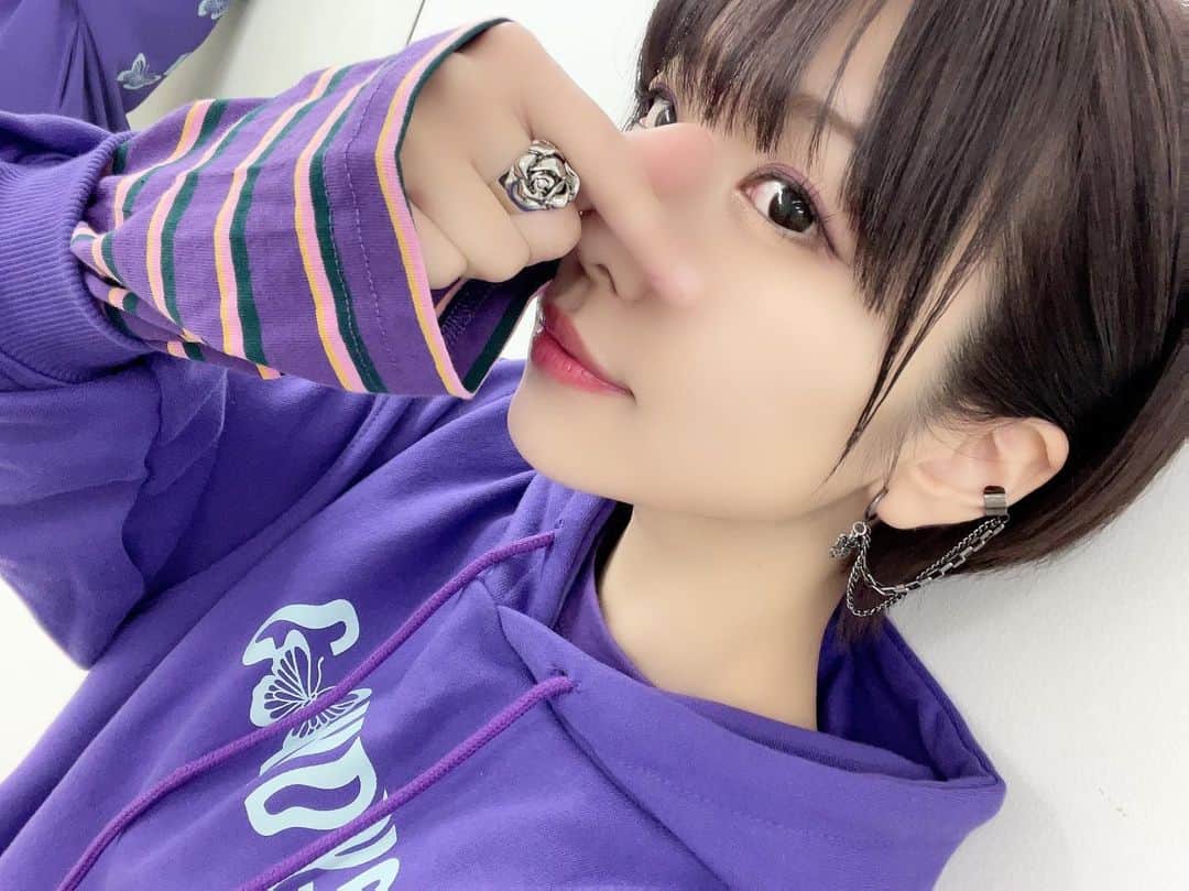 愛美さんのインスタグラム写真 - (愛美Instagram)「#パラライOM ✨ 葵とお揃いにしたくてイヤーカフ🦋作ってもらいました！（そういうお店があって注文しました）💜 指輪は、バラ🌹にしたけど、合ってるかな！？葵の画像見まくったけど、多分バラやんな…？ #VISTY #パラライ」5月19日 20時16分 - aimin_official