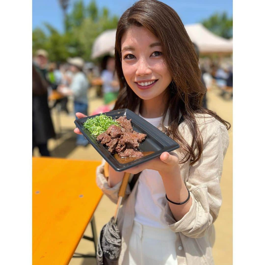 梅山茜さんのインスタグラム写真 - (梅山茜Instagram)「. ＊food fes ③🍖＊ . 今更ながらGW最終日の写真🫢 前回並びすぎて何も食べられなかった 肉フェスのリベンジということで(本当はたまたまw) 再び長居まで行ってきましたー🚃 この日は早めに行ったので お目当てのハラミノカミサマも そんなに並ばず食べられたし タンとかソーセージとかメンチカツとか 色んなお肉を堪能しました🧡🧡 GWは各地でフードフェス開催してて 他にも色々行きたかったけどまたいつか。。 このあとケーキとパフェのセット食べたのは内緒🤫💓  ということでGWのお休みだった日は ほぼ全てフードフェスに費やした梅山でした🌿 . #アナウンサー#フリーアナウンサー#女子アナ#女性アナウンサー#フードフェス#肉フェス#ハラミノカミサマ#ハラミ#塩タン#ビール#ビール女子#長居公園#大阪#阿倍野#天王寺」5月19日 22時11分 - umeyama_akane