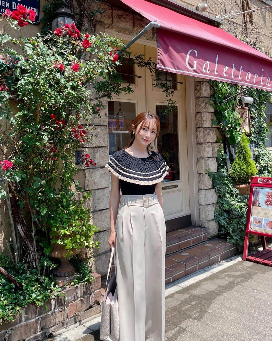 松岡里枝さんのインスタグラム写真 - (松岡里枝Instagram)「今日は良い天気だったね🥰☀️ 朝からお仕事の打ち合わせでした💕💕  私服は、 @efla_official 今月の新作ケープデザインニットを 先月のパンツ合わせにしてみたよ🤍  このバランスも可愛い😍  お仕事バッグは @katespadejapan 👜  午後も夜も楽しい予定があって、 朝から予定みっちりの充実した１日でした🥰💓💓  #efla #エフラ」5月19日 22時16分 - okarie1023