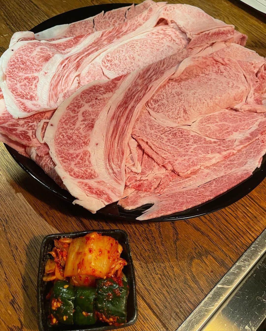 真優川咲さんのインスタグラム写真 - (真優川咲Instagram)「#🥩#🍲#🥓#🥚#🍚#🍓 ✨  あまりの#お肉 の大きさに終始 興奮しっぱなし🙈💕🔇  ずっと気になってだお店..😍 【 @nikuichi_link_stagram 】にて 行くだけで運気が上がっちゃう🤭って噂の #開運すき焼き　食べてきました🤤💕  初め入り口がどこかわからなかったくらい..ひっそりと隠れ家的な🤫✨ #六本木 のど真ん中にありました❣️😝  見たことないくらい大きすぎるお肉を 絶妙な甘さと旨さの特性タレでぐつぐつして.. こだわりの#赤卵 にからめ＃金賞 受賞したお米と頂く。。🥚🍚✨✨  もう#美味しくない訳がない 🥺 この上泣き幸せな味でした👏💕  また行きたいお店に追加😘👍  運気も上がった気がするぜ〜😎🤭😝🎵 #六本木 #肉一凛宮  #六本木グルメ #六本木ディナー #咲グルメ💋」5月19日 22時43分 - saki_411