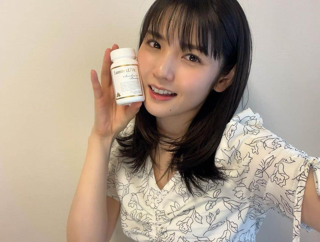 道重さゆみさんのインスタグラム写真 - (道重さゆみInstagram)「発売中の『美人百花6月号』で、 石井美保さんとの撮影のオフショットです！  雑誌やSNS、動画でも綺麗だなとずっと思っていたのですが、 実際の石井さんの輝きは本当にすごくて！！ この日はお会いするのが2度目だったのですが、毎回衝撃レベルです！✨  お肌がキラキラなのはもちろん、優しく色んなお話してくださったりもして… 全てが眩しすぎます！！  石井さんにお会いすると、よし！スキンケアをもっともっとしっかりしよう！と思います♡♡♡  『美人百花6月号』に石井さんの美肌の作り方がたっくさん載っているので私もそれを見て勉強してます！！  そして石井さんから#ルミエラブ #ルミエージュ #パーフェクショネールクレンジングフォーム をいただきました！ありがとうございます✨ ルミエラブを飲み始めてからシミが薄くなってきたなと実感します☺️ 何より石井さんがプロデュースされているので安心感もあるし、 内側からケアできるってすごく嬉しいです！！✨ @bijinhyakka  @miho_ishii」5月19日 23時12分 - sayumimichishige0713