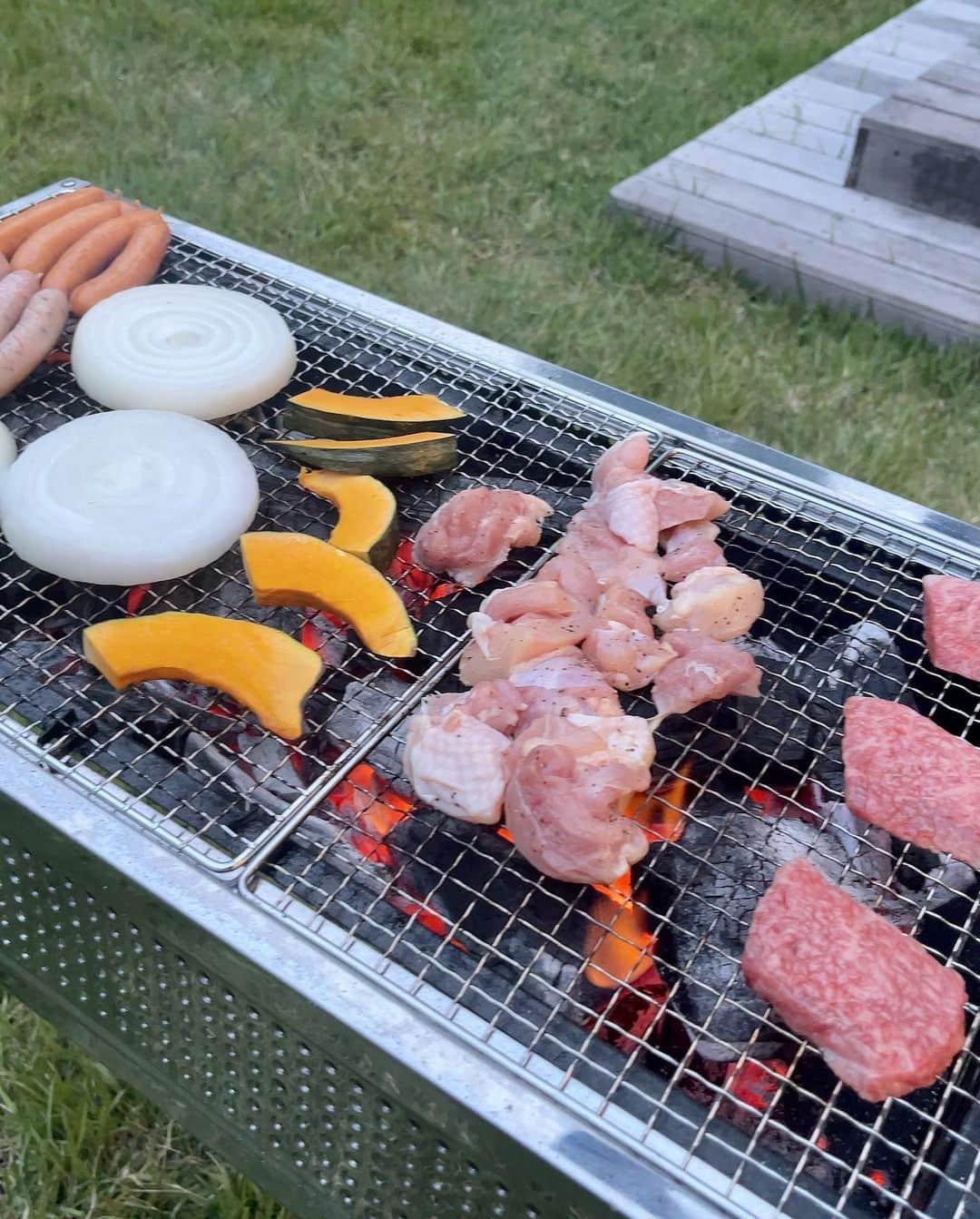 田中れいなさんのインスタグラム写真 - (田中れいなInstagram)「. こんなに騒がしくなく、ゆったーり食べれて楽しいBBQ初めてしたかも、、、🤭🍖🔥 ちょっと寒かったので5月なのにダウン着てますが𐤔𐤔‬‪𐤔 生まれて初めて そらまめ食べた！笑 食べれたー🙌 ・‥…━━━☞・‥…━━━☞ #バーベキュー #BBQ #みんなBBQで食べるのは何が1番好き ？#今回は  #ソーセージ #椎茸 #お肉 #かぼちゃ #玉ねぎ #パプリカ #がおいしかった #ほぼ全部 #笑  #photo #Instagram」5月19日 23時14分 - tanakareina.lovendor