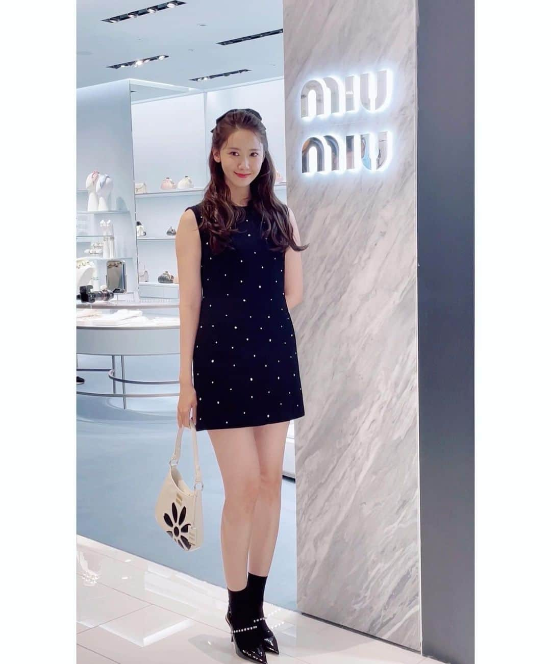 ユナさんのインスタグラム写真 - (ユナInstagram)「this is just too lovely💛🧡 thank you #miumiu   @miumiu  #광고」5月20日 0時56分 - yoona__lim