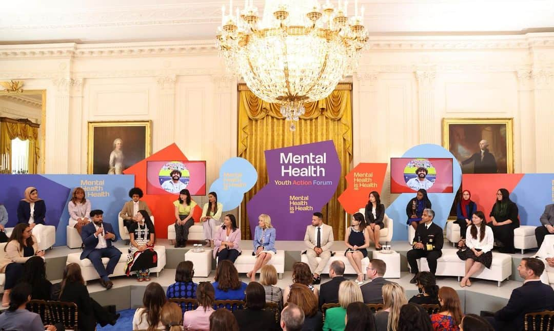 セレーナ・ゴメスさんのインスタグラム写真 - (セレーナ・ゴメスInstagram)「Today is Mental Health Action Day. Yesterday, I had the opportunity to visit the White House for this very reason- to help prioritize mental health. The Rare Impact Fund joined forces with the @whitehouse and @mtv for the first ever Mental Health Youth Action Forum. We met with some of the brightest young leaders in mental health advocacy and discussed paths forward with @flotus and Surgeon General @drvivekmurthy. I was beyond honored to attend and am feeling more inspired than ever! But this is just the beginning- we still have so much work to do.」5月20日 1時31分 - selenagomez