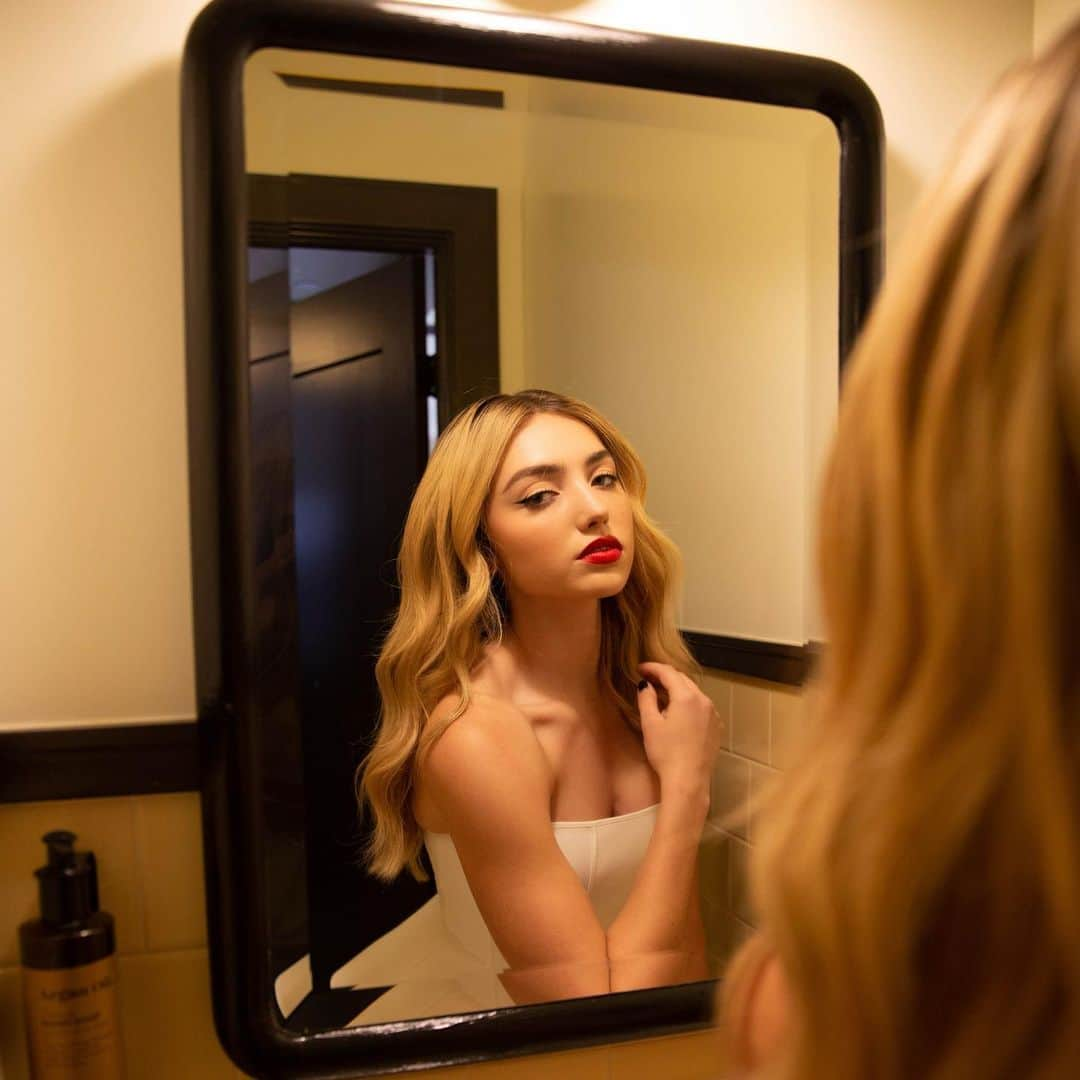 ペイトン・リストさんのインスタグラム写真 - (ペイトン・リストInstagram)「nothin’ a wing and a red lip can’t fix」5月20日 5時22分 - peytonlist