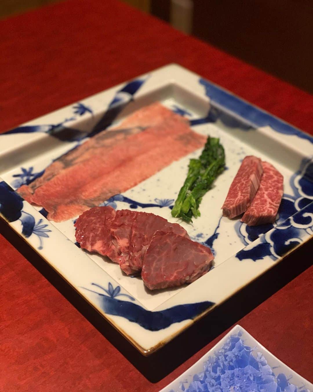 ImotoEtsuyo さんのインスタグラム写真 - (ImotoEtsuyo Instagram)「『五感で楽しめる美しい焼肉』を 追求する全室個室の焼肉レストラン。 『銀座　R』 @r.yakiniku.ginza   落ち着いて寛げる個室空間で 厳選和牛の焼肉コースを堪能。 　 専属焼き師による フルアテンドスタイルの焼肉店。  コースのスタート時に目を奪われた宝箱！ その中には その日頂く銘柄牛が入っていて 産地や食べ方等を説明して下さいます。  どれも美しく一品ずつ拘りが 感じかれました。 美味しくて、他にも凝った演出もあり、 最後まで楽しく食事出来ました。  牛タンと和牛の特製 『アメリ舌ドック』や デザートはパチパチクラッシュしたり 遊び心がありました🤍  デート、女子会、記念日にも最適な レストランです。  https://tabelog.com/tokyo/A1301/A130101/13263841/?lid=owner_rst-top-jitempo_pc  #銀座焼肉R #焼肉R　#銀座焼肉　#焼肉銀座　#銀座グルメ　#銀座ディナー　#銀座個室　#個室焼肉　#個室ディナー　#焼肉ディナー　#焼肉デート　#焼肉女子会　#焼肉接待　#ディナーデート　#焼肉コース　#黒毛和牛　#ハラミ　#牛タン　#美しい焼肉」5月20日 7時05分 - bisuhada