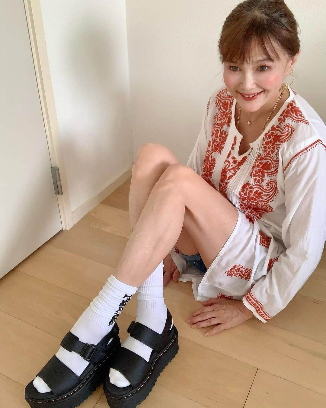 高見恭子さんのインスタグラム写真 - (高見恭子Instagram)「ここにいることを大切に楽しくしっかり歩いていこう  #sandal  #sandalstyle  #sandals  #sandalmania  #platformsandal  #platformshoes  #drmartens  #drmartensmania  #drmartensfashion  #smile #love」5月20日 8時14分 - takami_kyoko