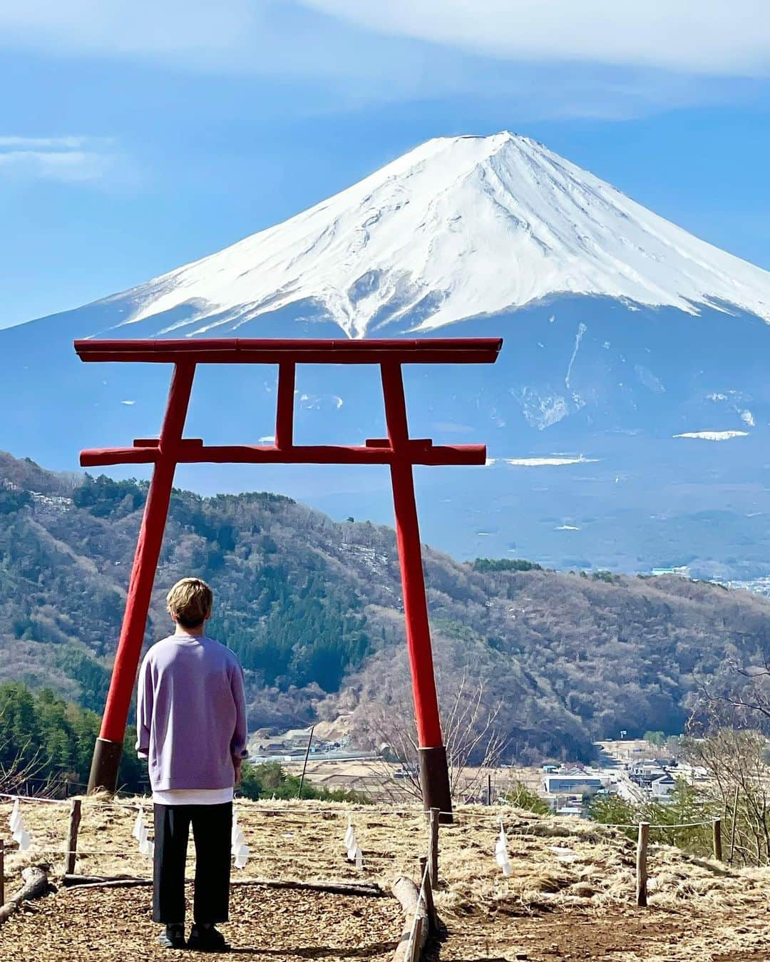 SHOCK EYEさんのインスタグラム写真 - (SHOCK EYEInstagram)「ついに明日、 世界ふしぎ発見の放送だね。  古くから日本にある自然信仰を紐解きながら、全国の絶景神社をミステリーハンターとして紹介するよ⛩✨  １時間の番組を作るためだけに、ここまで膨大な時間と手間をかけてるからこそ、この番組は長く愛され続けてるんだなあ、と制作に関わらせて頂いて、感動しました。  コロナ禍で世界に飛び出せない分、、 番組制作は大変みたいだけど、 逆に、僕らの住む日本の魅力、美しさ、歴史を知ってもらおうと、番組スタッフさんと楽しみながら、全国を飛び回りました＾＾  いやー、本当充実した旅でした。  かなり見応えのある癒される、そしてパワーのもらえる１時間と思います。  是非見てほしいです✨ 明日の夜９時TBSにて。 よろしくね。  #世界ふしぎ発見 #shockeye #絶景神社 #絶景 #TBS」5月20日 9時15分 - shockeye_official