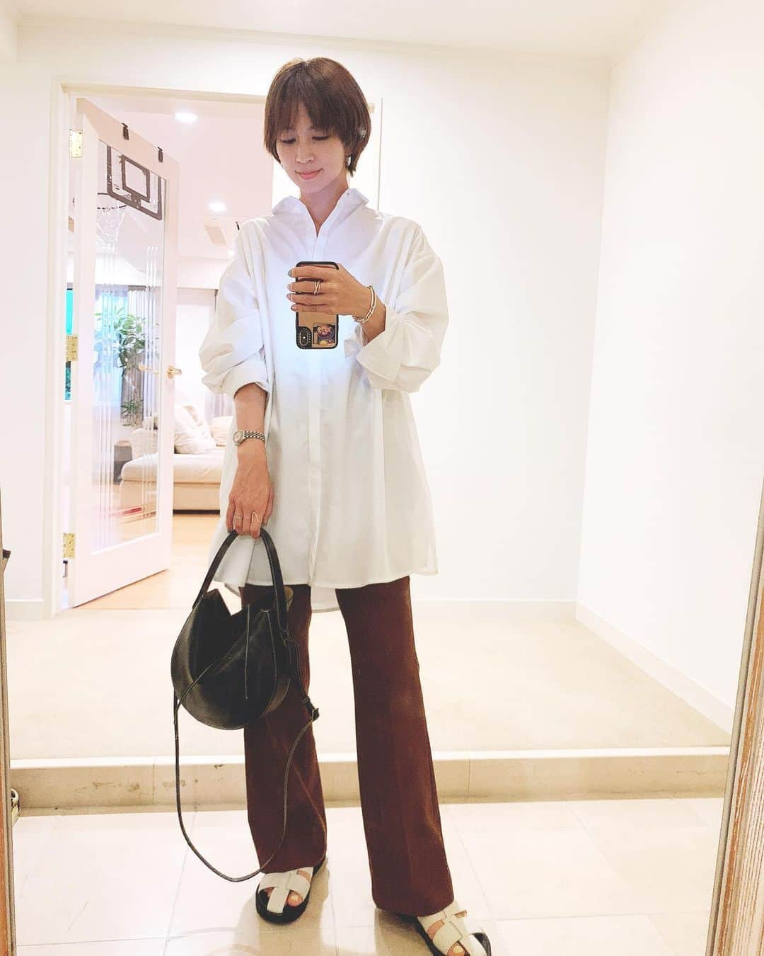 安田美沙子さんのインスタグラム写真 - (安田美沙子Instagram)「おはようございます☀  昨日の私服。 日替わりでコラボシャツを着ております。作って良かった☺️  shirts.. @reedit_official  pants.. @beautifulpeople_officialsite   いぬのきもち　20周年号に少し出させていただいています。  そして、今夜のYouTube @misako.sari.home  では念願の　@vermicular_village  に行ってきました❤️  炊飯器は愛用してるけど、それ以外にもゲット🤍 すてきな場所でした。。ぜひぜひご覧ください🤍  #ootd #みさこファッション #shirts #collaboration #reedit #ママコーデ #いぬのきもち　#YouTube」5月20日 9時46分 - yasuda_misako