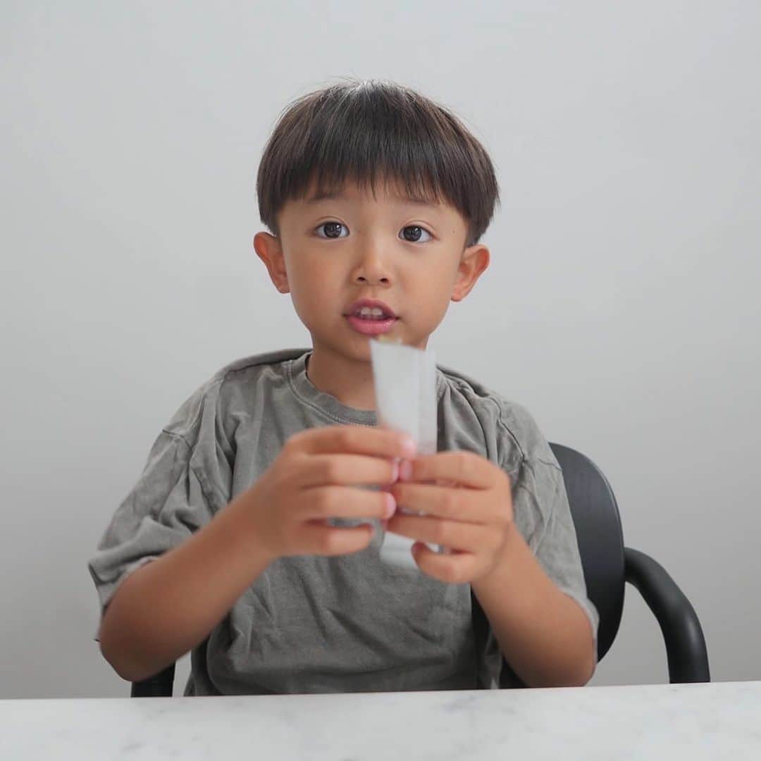 中川珠里さんのインスタグラム写真 - (中川珠里Instagram)「. お庭のミントを添えてチョコミントアイス作り🌱 ⁡ 沖縄の #琉球青汁ゼリー を使った アレンジレシピをご紹介します。 うちみたく野菜嫌いのお子さん、特におすすめです‼︎‼︎ ⁡ 牛乳、ヨーグルトと混ぜてミキサーするだけなので 簡単に子供とのクッキングも楽しめるよ🤍 ぜひ2枚目動画を見てね‼︎ ⁡ （材料）2人分 琉球青汁ゼリー  6本 牛乳  200ml ヨーグルト　80g チョコチップ 好みでミント ⁡ ちなみにこれこのままでも十分美味しい🍍 青汁なのに子どもも美味しく食べれて◎✨ ⁡ しまのや琉球ゼリー３０本入り 定期初回、半額になってます！ ⁡ #しまのや#青汁ゼリー#パイナップル味#ad @okinawa_simanoya」5月20日 10時14分 - juri1104