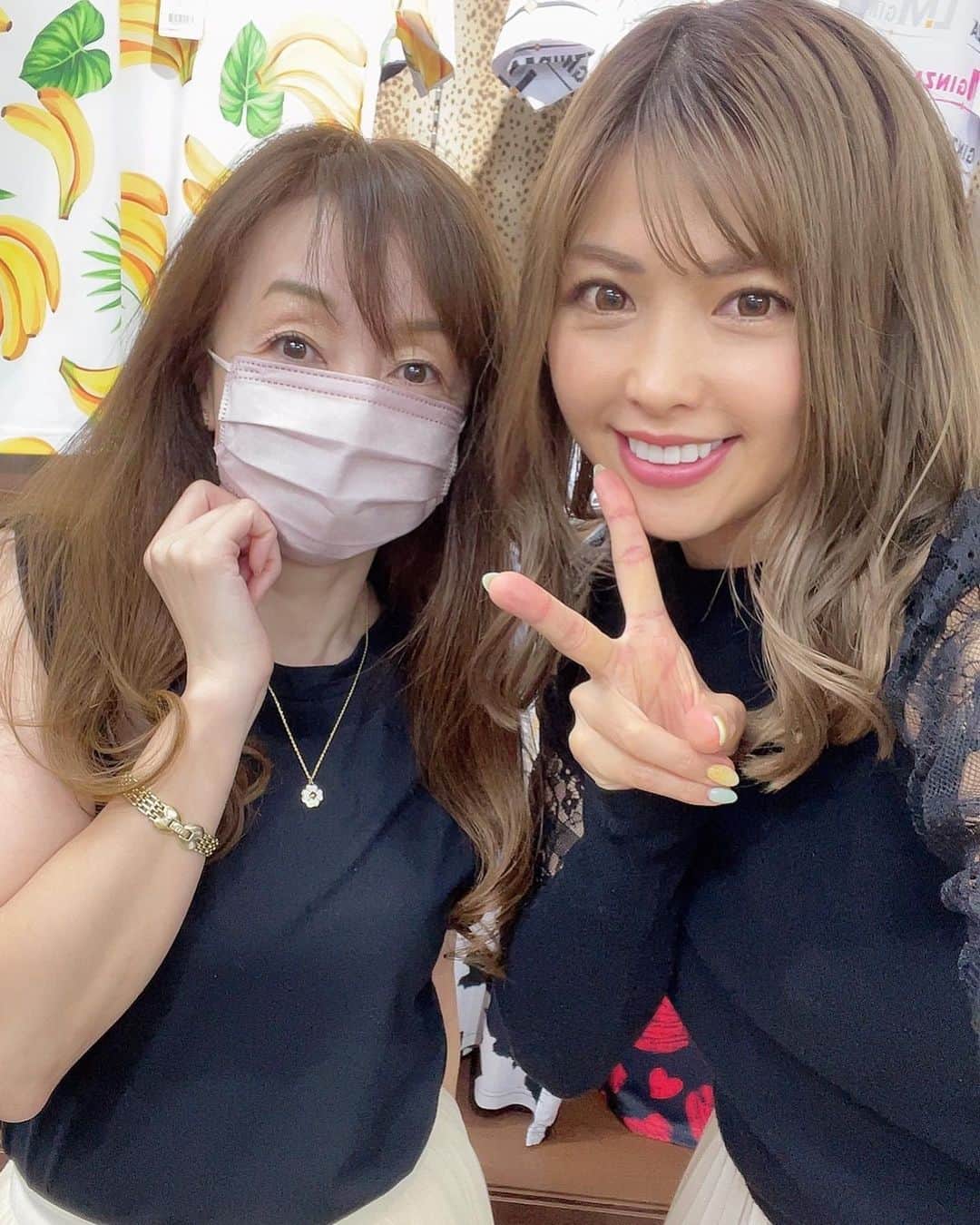 あおい夏海さんのインスタグラム写真 - (あおい夏海Instagram)「やっと日本一派手なお店 LMGINZA遊びに行けました😂😂 余りにも遊びに行けなすぎて LMGINZA店長の太田さん @otalmg に太田ファミリーから外されかけてました！！笑笑  太田ファミリーのみなさん、 お待たせ致しました！！笑  みさこちゃんと着てるワンピースのウエアはLMGINZA限定デザインです‼️ この形のワンピースは本当着やすくて楽ちん😆💓 ロゴに"LMGINZA OTA"ってOTAって入っててめっちゃ最高🤣🤣🤣  スタッフのカワチさんにも久しぶりにお会いできて、めっちゃ嬉しかったです🍒🍒🍒  LMGINZAは銀座一丁目駅すぐにありますが、 ここに寄ったあとは 向かいにある山形のアンテナショップ「おいしい山形プラザ」に必ず立ち寄って "しみかりせんべい"と"だだちゃ豆せんべい"を買って帰るのが私のルーティンです‼️ しみかりせんべいは人気すぎてすぐに売り切れなため、しみかりせんべいを買えた人はその日めっちゃラッキーDayです💓💓  銀座orLMGINZAにお越しの際は ぜひおいしい山形プラザにも行ってみでけろなーー😆🎵  #LMGINZA #ラウドマウス #ゴルフウェア #あおい夏海 #ゴルフコーデ  #ゴルフ女子  #ゴルフ女子コーデ  #夏服 #ゴルフ夏コーデ  #ゴルフ好きな人と繋がりたい  #ゴルフファッション #銀座一丁目 #おいしい山形プラザ  #山形アンテナショップ  #ラウドマウスゴルフ」5月20日 11時38分 - natsumi.aoi
