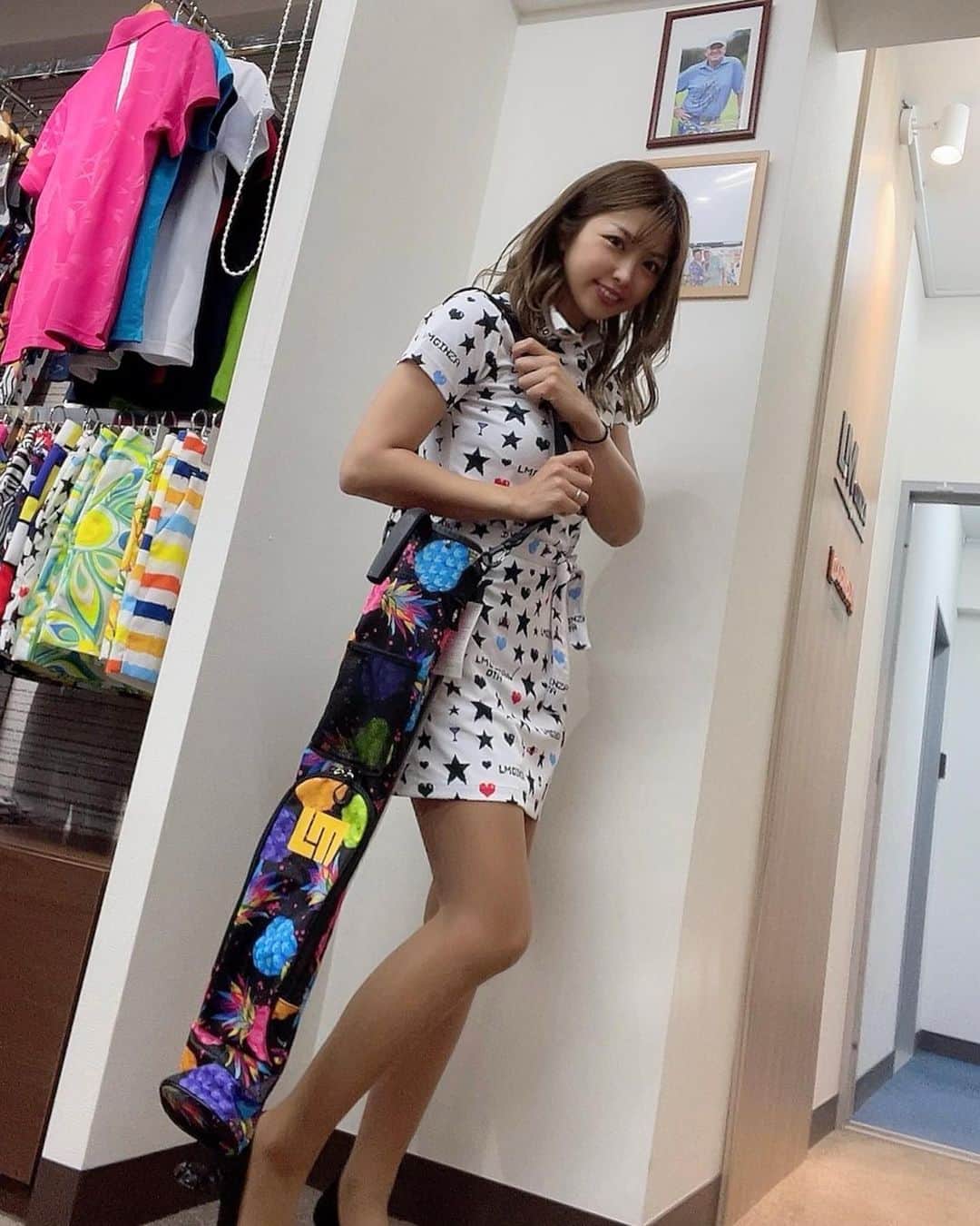 あおい夏海さんのインスタグラム写真 - (あおい夏海Instagram)「やっと日本一派手なお店 LMGINZA遊びに行けました😂😂 余りにも遊びに行けなすぎて LMGINZA店長の太田さん @otalmg に太田ファミリーから外されかけてました！！笑笑  太田ファミリーのみなさん、 お待たせ致しました！！笑  みさこちゃんと着てるワンピースのウエアはLMGINZA限定デザインです‼️ この形のワンピースは本当着やすくて楽ちん😆💓 ロゴに"LMGINZA OTA"ってOTAって入っててめっちゃ最高🤣🤣🤣  スタッフのカワチさんにも久しぶりにお会いできて、めっちゃ嬉しかったです🍒🍒🍒  LMGINZAは銀座一丁目駅すぐにありますが、 ここに寄ったあとは 向かいにある山形のアンテナショップ「おいしい山形プラザ」に必ず立ち寄って "しみかりせんべい"と"だだちゃ豆せんべい"を買って帰るのが私のルーティンです‼️ しみかりせんべいは人気すぎてすぐに売り切れなため、しみかりせんべいを買えた人はその日めっちゃラッキーDayです💓💓  銀座orLMGINZAにお越しの際は ぜひおいしい山形プラザにも行ってみでけろなーー😆🎵  #LMGINZA #ラウドマウス #ゴルフウェア #あおい夏海 #ゴルフコーデ  #ゴルフ女子  #ゴルフ女子コーデ  #夏服 #ゴルフ夏コーデ  #ゴルフ好きな人と繋がりたい  #ゴルフファッション #銀座一丁目 #おいしい山形プラザ  #山形アンテナショップ  #ラウドマウスゴルフ」5月20日 11時38分 - natsumi.aoi