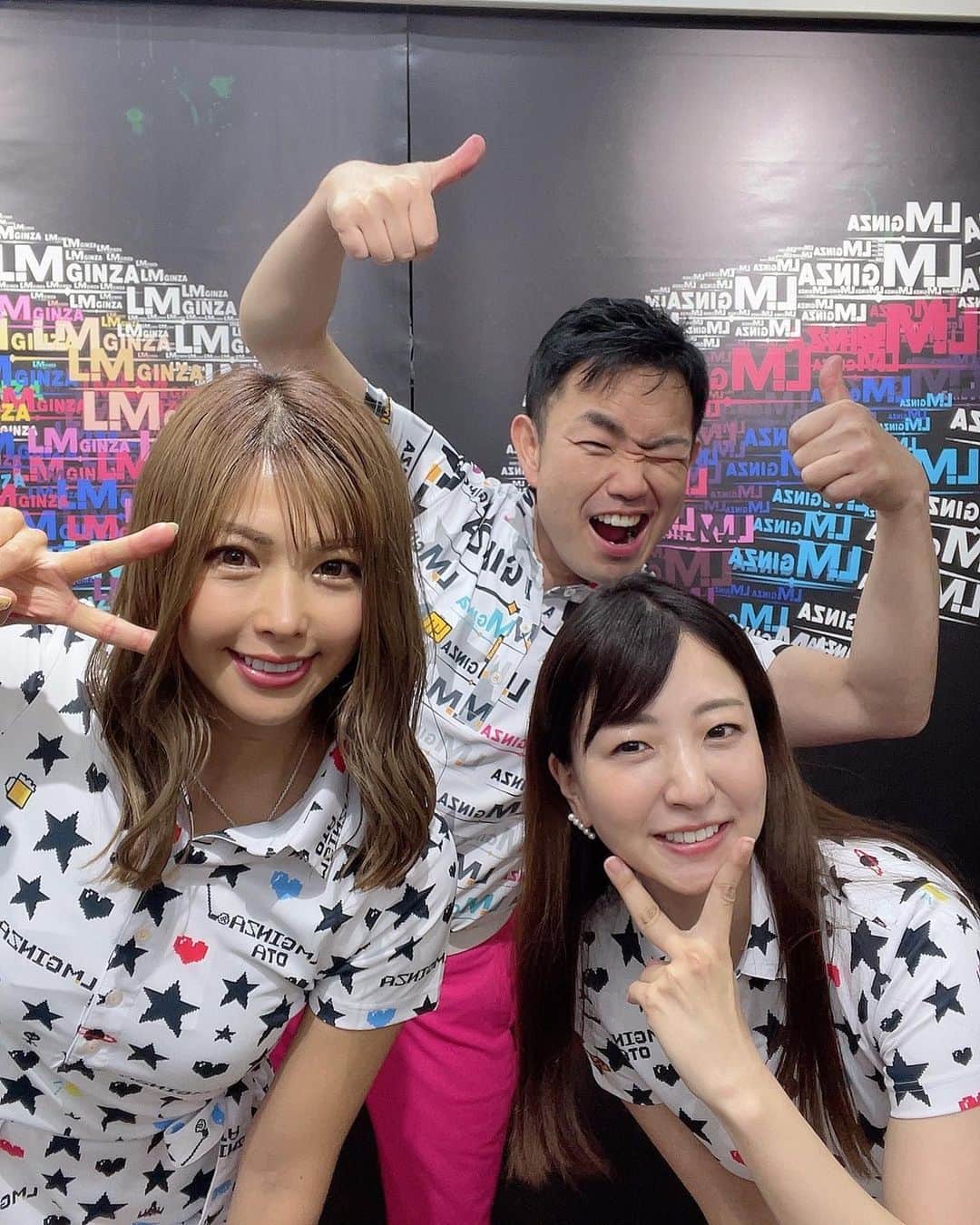 あおい夏海さんのインスタグラム写真 - (あおい夏海Instagram)「やっと日本一派手なお店 LMGINZA遊びに行けました😂😂 余りにも遊びに行けなすぎて LMGINZA店長の太田さん @otalmg に太田ファミリーから外されかけてました！！笑笑  太田ファミリーのみなさん、 お待たせ致しました！！笑  みさこちゃんと着てるワンピースのウエアはLMGINZA限定デザインです‼️ この形のワンピースは本当着やすくて楽ちん😆💓 ロゴに"LMGINZA OTA"ってOTAって入っててめっちゃ最高🤣🤣🤣  スタッフのカワチさんにも久しぶりにお会いできて、めっちゃ嬉しかったです🍒🍒🍒  LMGINZAは銀座一丁目駅すぐにありますが、 ここに寄ったあとは 向かいにある山形のアンテナショップ「おいしい山形プラザ」に必ず立ち寄って "しみかりせんべい"と"だだちゃ豆せんべい"を買って帰るのが私のルーティンです‼️ しみかりせんべいは人気すぎてすぐに売り切れなため、しみかりせんべいを買えた人はその日めっちゃラッキーDayです💓💓  銀座orLMGINZAにお越しの際は ぜひおいしい山形プラザにも行ってみでけろなーー😆🎵  #LMGINZA #ラウドマウス #ゴルフウェア #あおい夏海 #ゴルフコーデ  #ゴルフ女子  #ゴルフ女子コーデ  #夏服 #ゴルフ夏コーデ  #ゴルフ好きな人と繋がりたい  #ゴルフファッション #銀座一丁目 #おいしい山形プラザ  #山形アンテナショップ  #ラウドマウスゴルフ」5月20日 11時38分 - natsumi.aoi