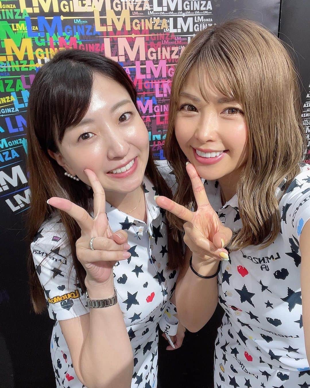あおい夏海さんのインスタグラム写真 - (あおい夏海Instagram)「やっと日本一派手なお店 LMGINZA遊びに行けました😂😂 余りにも遊びに行けなすぎて LMGINZA店長の太田さん @otalmg に太田ファミリーから外されかけてました！！笑笑  太田ファミリーのみなさん、 お待たせ致しました！！笑  みさこちゃんと着てるワンピースのウエアはLMGINZA限定デザインです‼️ この形のワンピースは本当着やすくて楽ちん😆💓 ロゴに"LMGINZA OTA"ってOTAって入っててめっちゃ最高🤣🤣🤣  スタッフのカワチさんにも久しぶりにお会いできて、めっちゃ嬉しかったです🍒🍒🍒  LMGINZAは銀座一丁目駅すぐにありますが、 ここに寄ったあとは 向かいにある山形のアンテナショップ「おいしい山形プラザ」に必ず立ち寄って "しみかりせんべい"と"だだちゃ豆せんべい"を買って帰るのが私のルーティンです‼️ しみかりせんべいは人気すぎてすぐに売り切れなため、しみかりせんべいを買えた人はその日めっちゃラッキーDayです💓💓  銀座orLMGINZAにお越しの際は ぜひおいしい山形プラザにも行ってみでけろなーー😆🎵  #LMGINZA #ラウドマウス #ゴルフウェア #あおい夏海 #ゴルフコーデ  #ゴルフ女子  #ゴルフ女子コーデ  #夏服 #ゴルフ夏コーデ  #ゴルフ好きな人と繋がりたい  #ゴルフファッション #銀座一丁目 #おいしい山形プラザ  #山形アンテナショップ  #ラウドマウスゴルフ」5月20日 11時38分 - natsumi.aoi