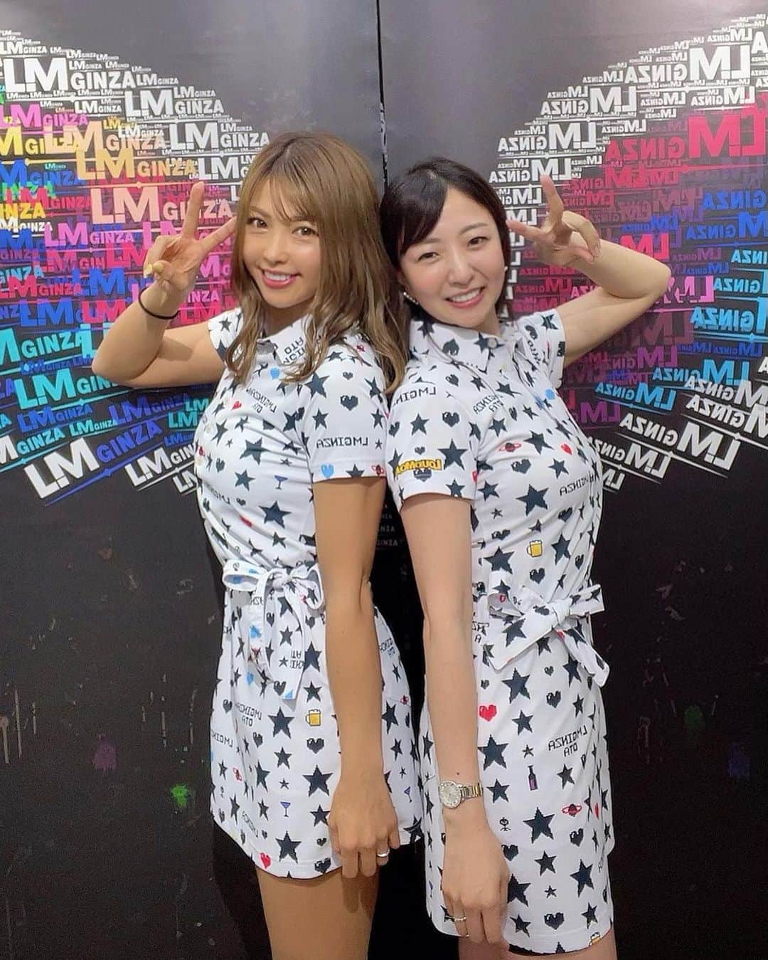 あおい夏海さんのインスタグラム写真 - (あおい夏海Instagram)「やっと日本一派手なお店 LMGINZA遊びに行けました😂😂 余りにも遊びに行けなすぎて LMGINZA店長の太田さん @otalmg に太田ファミリーから外されかけてました！！笑笑  太田ファミリーのみなさん、 お待たせ致しました！！笑  みさこちゃんと着てるワンピースのウエアはLMGINZA限定デザインです‼️ この形のワンピースは本当着やすくて楽ちん😆💓 ロゴに"LMGINZA OTA"ってOTAって入っててめっちゃ最高🤣🤣🤣  スタッフのカワチさんにも久しぶりにお会いできて、めっちゃ嬉しかったです🍒🍒🍒  LMGINZAは銀座一丁目駅すぐにありますが、 ここに寄ったあとは 向かいにある山形のアンテナショップ「おいしい山形プラザ」に必ず立ち寄って "しみかりせんべい"と"だだちゃ豆せんべい"を買って帰るのが私のルーティンです‼️ しみかりせんべいは人気すぎてすぐに売り切れなため、しみかりせんべいを買えた人はその日めっちゃラッキーDayです💓💓  銀座orLMGINZAにお越しの際は ぜひおいしい山形プラザにも行ってみでけろなーー😆🎵  #LMGINZA #ラウドマウス #ゴルフウェア #あおい夏海 #ゴルフコーデ  #ゴルフ女子  #ゴルフ女子コーデ  #夏服 #ゴルフ夏コーデ  #ゴルフ好きな人と繋がりたい  #ゴルフファッション #銀座一丁目 #おいしい山形プラザ  #山形アンテナショップ  #ラウドマウスゴルフ」5月20日 11時38分 - natsumi.aoi