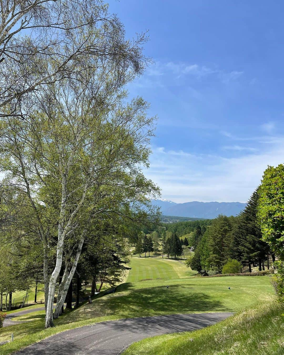 Akiさんのインスタグラム写真 - (AkiInstagram)「高原ゴルフ⛳️に行ってきたよ😊  ゴルフ場は壮大な景色がお気に入りの @tateshinakogencc   遠くに八ヶ岳連峰の残雪が見えて 新緑がとてもキレイだったよ💕  高原ゴルフはボールがよく飛ぶから ほんと気持ちいい〜✨  お天気にも恵まれて満喫してきたよ♡  ウェアはお気に入りブランド @pearlygates_official だよ🌿  #ゴルフ#ゴルフ女子#女子ゴルフ#ゴルフ大好き#ゴルフ好き#ゴルフ好きな人と繋がりたい#ゴルフコーデ#ゴルフファッション#ゴルフウェア#ゴルフ初心者#ゴルフ男子 #スポーツ#スポーツ女子#パーリーゲイツ  #golf#golfer#golfwear#golffashion#golflife#instagolf#golfstagram#golflove#golfgirl#golfcourse#golfing#golfclub#glfswing#sports#高尔夫#골프」5月20日 11時50分 - aki_0624