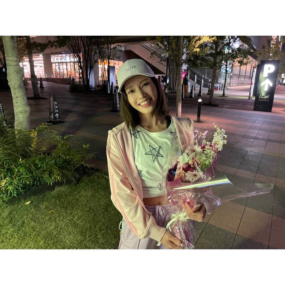 ソニンさんのインスタグラム写真 - (ソニンInstagram)「． #探偵が早すぎる @hayasugi_tantei  明日香メイク&他オフショ💄 メイクも派手目でしたよ。 毎回アイカラーやリップ変えていました。 主に　@celvoke.jp の個性豊かなコスメを使ってたことが多く、中々使わない色も楽しませて頂きました♪ (ちなみに2枚目ストリートダンサー変装時のテーマはK-pop) ３話の滝藤さんとのトリック返しシーンは二人して身体張って作り上げたため、今回の撮影日々の中でも思い出深いシーンになりました。実はこんな斜面でやってました、あそこ(10枚目)私どこでしょう？😏 #応援ありがとうございました #また皆さまに会いたい仕事したい」5月20日 15時03分 - sonim_official
