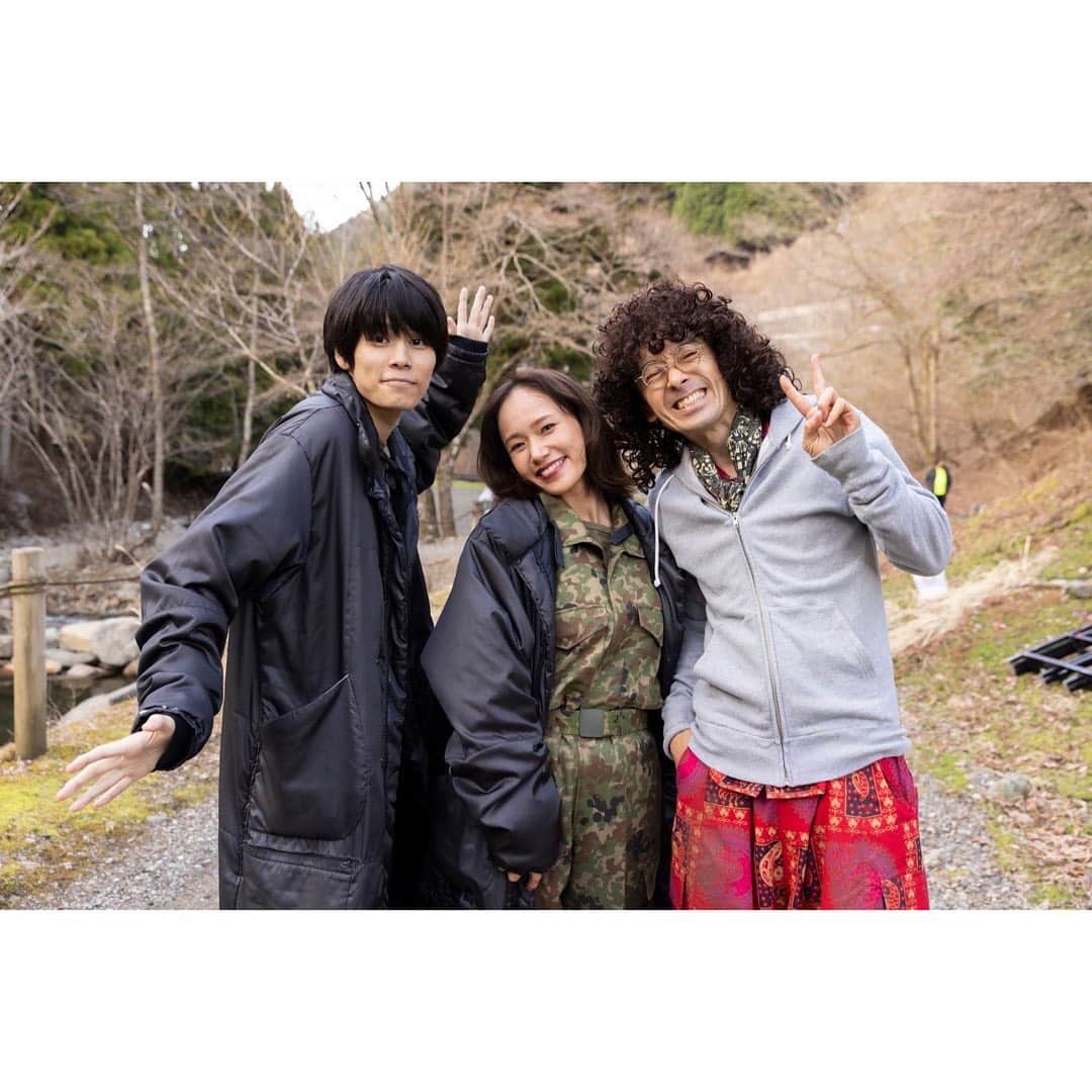 ソニンさんのインスタグラム写真 - (ソニンInstagram)「． #探偵が早すぎる @hayasugi_tantei  明日香メイク&他オフショ💄 メイクも派手目でしたよ。 毎回アイカラーやリップ変えていました。 主に　@celvoke.jp の個性豊かなコスメを使ってたことが多く、中々使わない色も楽しませて頂きました♪ (ちなみに2枚目ストリートダンサー変装時のテーマはK-pop) ３話の滝藤さんとのトリック返しシーンは二人して身体張って作り上げたため、今回の撮影日々の中でも思い出深いシーンになりました。実はこんな斜面でやってました、あそこ(10枚目)私どこでしょう？😏 #応援ありがとうございました #また皆さまに会いたい仕事したい」5月20日 15時03分 - sonim_official