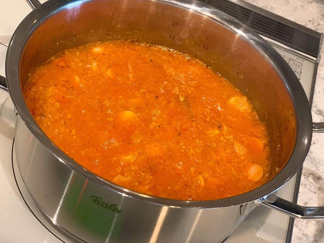 長谷川理恵さんのインスタグラム写真 - (長谷川理恵Instagram)「生のトマトやセロリをたっぷり入れてミネストローネを作りました。忙しい朝にもぴったり！ フィスラーのお鍋だと更に簡単に美味しく出来ます👩‍🍳🍅 ジメジメした天気に負けず体の内側からデトックスして体調を整えよう！ #フィスラー #fissler #fissler公式アンバサダー」5月20日 15時44分 - rie_hasegawa