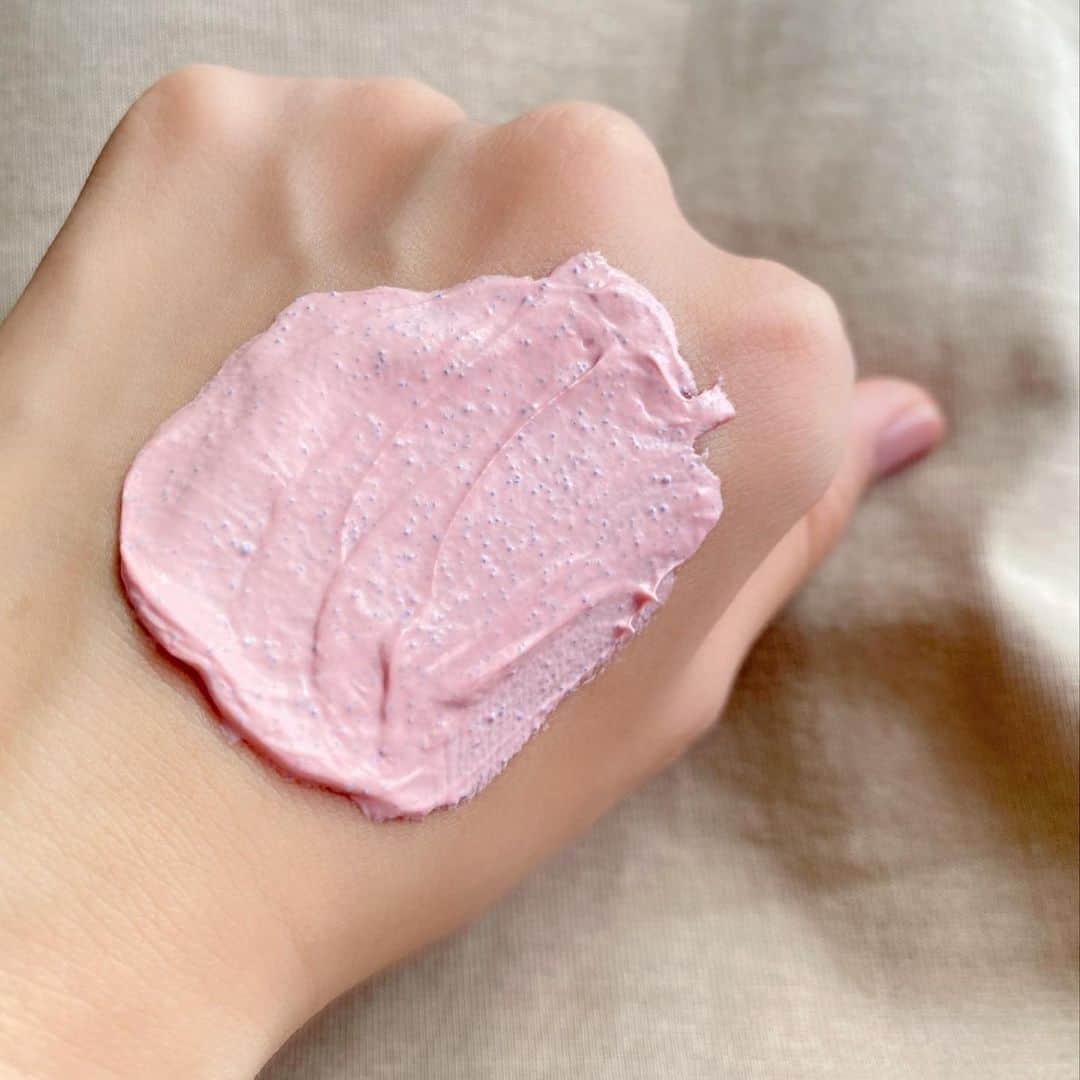 石川理咲子さんのインスタグラム写真 - (石川理咲子Instagram)「DEW クリアクレイフォンデュ🤍 古い角質によるくすみやザラつきをオフして、 つるんとなめらかなお肌に導くマスク洗顔。 香りはラベンダー、チルミント、 ローズミュークの3種類。 今回私はローズミュークを使ってみました🌹  クレイなのにとろけるような柔らかい感触で クリームのようにスーッとお肌に広がります。 スクラブも優しくて心地よい🙆‍♀️ 美容オイル※（保湿）配合なので、 洗い流すと洗い上がりはしっとりもちもち！！！ ※スクワラン、アボカド油  チルミントとローズミュークは 2022.06.11 数量限定発売です。 #クリアクレイフォンデュ#カネボウDEW#PR」5月20日 16時16分 - rsk_0315