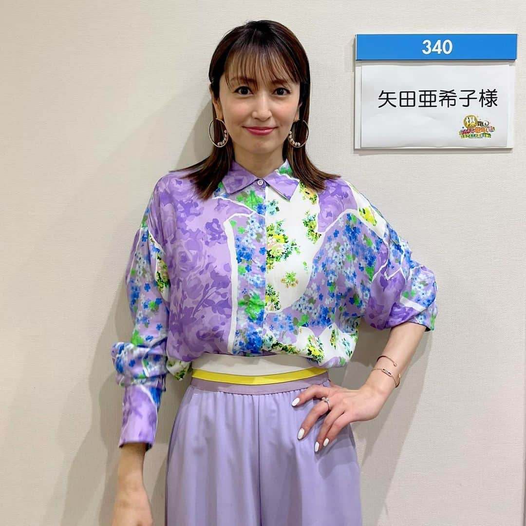 矢田亜希子さんのインスタグラム写真 - (矢田亜希子Instagram)「【オンエア】 2022年5月20日(金)19：00〜21：58 フジテレビ『爆買い☆スター恩返し』 衣装はブラウス・パンツ @msgm @msgm_tokyo ミュール @jimmychoo ジュエリー @messikajapan  @messikajewelry」5月20日 16時21分 - akiko_yada