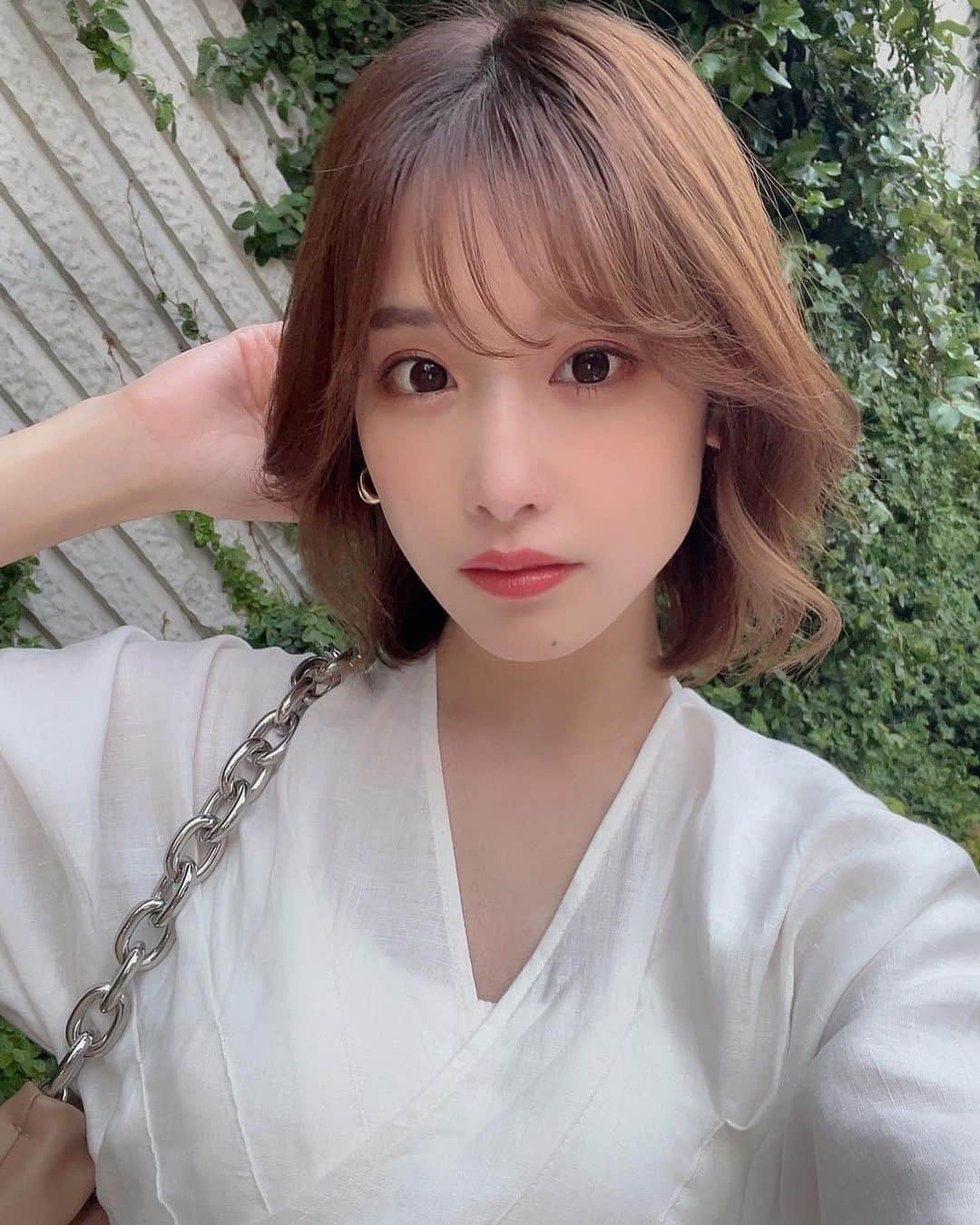 益田アンナさんのインスタグラム写真 - (益田アンナInstagram)「今月のカット&カラー💇‍♀️  前髪は切らずに長さを残しつつ、レイヤーで顔まわりは流しやすいようにカットしてもらったよ✌︎  @tomonaga_y_lwis ありがとうございました🐥✨  #ミディアムボブ#ミディアム#レイヤーカット#チョコレートブラウン#シースルーバング#2wayバング」5月20日 16時55分 - anna_masuda