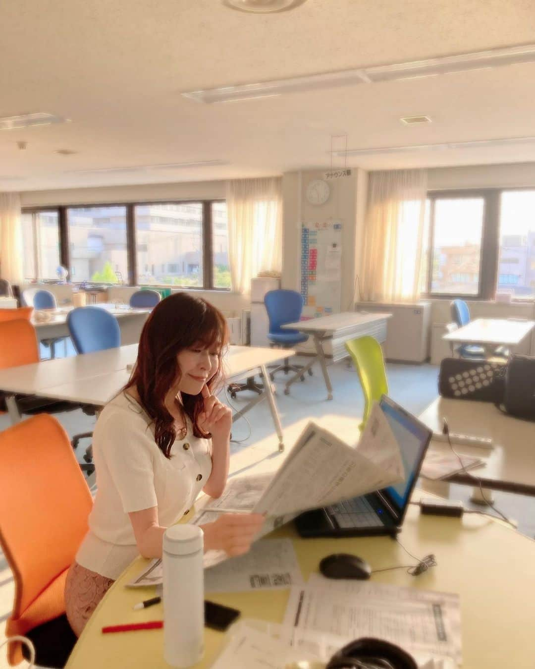 石塚かおりさんのインスタグラム写真 - (石塚かおりInstagram)「#毎日がbrandnewday   自分の機嫌は自分で取ろう😊  みやぞんさんも言っていたけど、ほんとその通り！  でも、最近はお天気が機嫌を取ってくれている笑  朝日を浴びながら番組の準備。  今週も朝を一緒にありがとうございました。  皆様、良い週末を！  #朝日#早起き #ブラニュー本番15分前#モグモグタイム #朝のお供 #お茶漬け#マヨネーズおかき #野菜ジュース#マルチビタミン#ゆで卵 #健康寿命延伸#ケンジュウィーク #ウォーキング 明日は#ゴルフ 歩数稼げるかな？ ケンジュキャンペーンの #石塚かおり#ニアピン賞 は #おそろい#マグボトル#マイボトル#sdgs  #石塚かおりのBrandnewday #新潟放送#アナウンサー #ゴルフ女子#石塚かおり  #haveaniceweekend」5月20日 17時37分 - kaori_ishizuka413