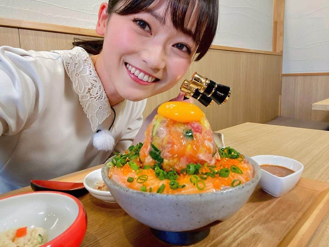 南雲穂波さんのインスタグラム写真 - (南雲穂波Instagram)「輝くモニュメントバレー🌞 木曜日の特集は"どんぶり"絶景めしの世界でした🌏  二店目は… サカナファクトリー 北区#SAKUMACHI商店街 にある海鮮専門店. ランチ時は満席になる人気店です🐟 以前ここで食べた いくら丼も美味しかったな〜  まぜとろサーモン丼 光り輝くサーモンがもりもりに盛られた迫力満点の丼. その姿はまるでアメリカの原風景とも呼ばれる#モニュメントバレー に佇む岩山のよう✨ 頂上の卵を割ると朝日に照らされ更に美しく輝きます🌄  新鮮なノルウェー産サーモンは脂のりも量も大満足😻 上に乗っている塊には、たくあん･きゅうり･数の子が混ぜてあります. ごまだれをかけるというのが秀逸で、香ばしさと甘じょっぱさが食欲を掻き立てるー！  ご飯の量に対して海鮮の量が本当にリッチです✌︎ 他のモニュメントバレーも食べに行こうと思っています☻  #サカナファクトリー #ドデスカ！#木曜ドデスペ #絶景めし #メーテレ #アナウンサー #メーテレアナウンサー #名古屋テレビ #名古屋 #nagoya #南雲穂波 #もぐロケ」5月20日 18時02分 - honami_nagumo_nbn