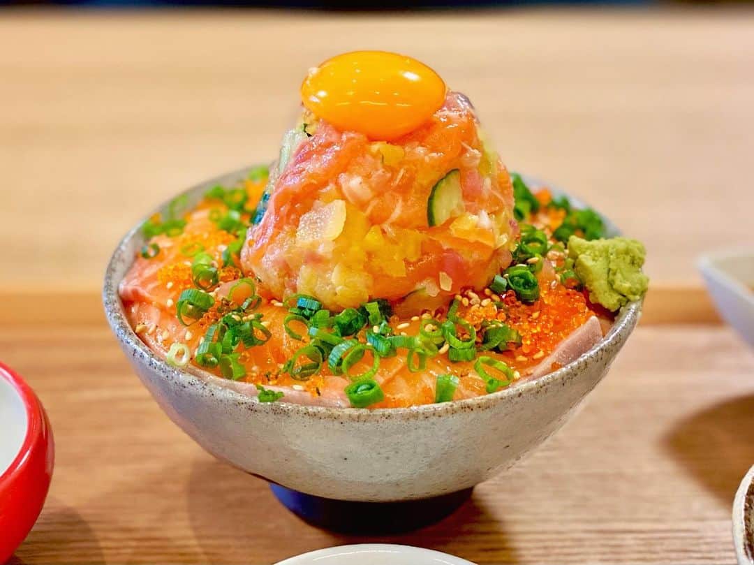 南雲穂波さんのインスタグラム写真 - (南雲穂波Instagram)「輝くモニュメントバレー🌞 木曜日の特集は"どんぶり"絶景めしの世界でした🌏  二店目は… サカナファクトリー 北区#SAKUMACHI商店街 にある海鮮専門店. ランチ時は満席になる人気店です🐟 以前ここで食べた いくら丼も美味しかったな〜  まぜとろサーモン丼 光り輝くサーモンがもりもりに盛られた迫力満点の丼. その姿はまるでアメリカの原風景とも呼ばれる#モニュメントバレー に佇む岩山のよう✨ 頂上の卵を割ると朝日に照らされ更に美しく輝きます🌄  新鮮なノルウェー産サーモンは脂のりも量も大満足😻 上に乗っている塊には、たくあん･きゅうり･数の子が混ぜてあります. ごまだれをかけるというのが秀逸で、香ばしさと甘じょっぱさが食欲を掻き立てるー！  ご飯の量に対して海鮮の量が本当にリッチです✌︎ 他のモニュメントバレーも食べに行こうと思っています☻  #サカナファクトリー #ドデスカ！#木曜ドデスペ #絶景めし #メーテレ #アナウンサー #メーテレアナウンサー #名古屋テレビ #名古屋 #nagoya #南雲穂波 #もぐロケ」5月20日 18時02分 - honami_nagumo_nbn