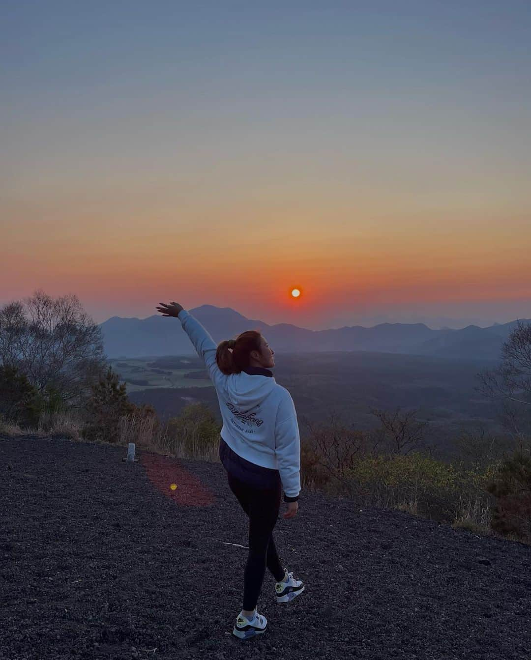 松田詩野さんのインスタグラム写真 - (松田詩野Instagram)「Thank you Karuizawa🧡🧿️🌍🍃 リハビリ、トレーニング合宿してきました！ 毎日透き通った空気の中、トレーニングして、美味しいもの食べて、山登って朝日見たり、美しい緑と自然の中で過ごせた時間は最高でした！ 海入りたいな〜！って毎日思うけど山の良さも改めて感じられた🪐 お世話になった皆さんありがとうございざました🤎🌴  #軽井沢 #自然」5月20日 18時05分 - shinomatsuda