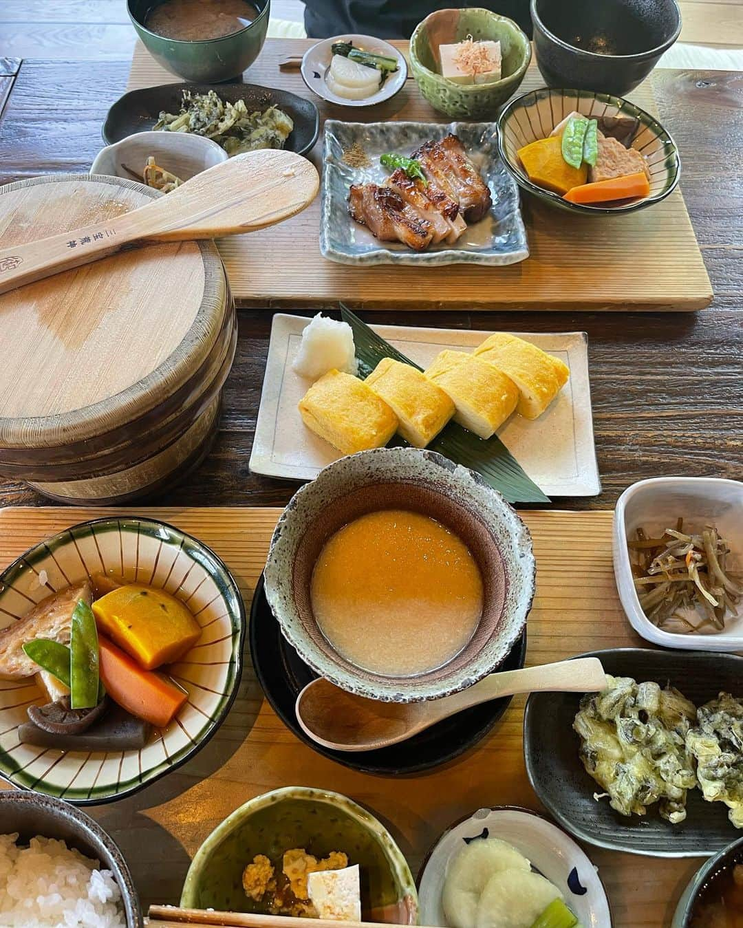 松田詩野さんのインスタグラム写真 - (松田詩野Instagram)「Thank you Karuizawa🧡🧿️🌍🍃 リハビリ、トレーニング合宿してきました！ 毎日透き通った空気の中、トレーニングして、美味しいもの食べて、山登って朝日見たり、美しい緑と自然の中で過ごせた時間は最高でした！ 海入りたいな〜！って毎日思うけど山の良さも改めて感じられた🪐 お世話になった皆さんありがとうございざました🤎🌴  #軽井沢 #自然」5月20日 18時05分 - shinomatsuda