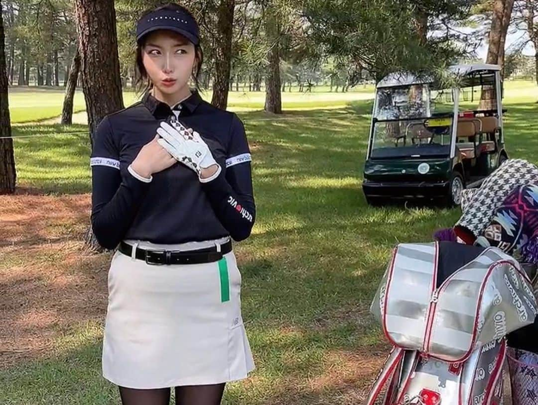 中島亜莉沙さんのインスタグラム写真 - (中島亜莉沙Instagram)「⛳️💛 #ゴルフパートナープロアマトーナメント   母とダブルスで初参戦‼︎ #伊藤有志 プロと #小袋秀人 プロと ラウンドさせて頂きました✨ 一緒に回ると飛距離の差が改めて よく分かるのですが異次元でした😳✨ そして試合中にも関わらず親切にアドバイスを 下さったりと、すごく優しくて素敵な方でした✨  母とのダブルス戦は練習した甲斐もあって 私のスコアも結構使ってもらえました☺️✌🏻 結果は＋10で足元に及ばずだったけど 個人的にはベストスコア🥹‼︎  初めて目標を持ってゴルフと真剣に向き合い、 こんなにも楽しいスポーツだったんだと改めて実感。 1人だとプロアマの予選通過も出来なかったと思うから、 ダブルスのペアを組んでくれた母に心から感謝🥹🫶🏻  また試合に挑戦してみたいなあ🔥 初心者向けでおすすめの試合があったら教えて下さい☺️  コーデ @newbalancegolf_japan  ベージュ×ブラックの 母とリンクコーデだよ♡  #じゅうまいめ #なぜかセミナー講師風ポーズ #セミナー開催しておりません  #golf # #newbalancegolf #golfpartner #JGTO #golfwear #sports #coordinate #ootd #outfit  #ゴルフ #親子ゴルフ #ニューバランスゴルフ #ゴルフ女子 #スポーツ女子 #ゴルフウェア #ゴルフパートナー #リンクコーデ #競技ゴルフ #取手国際ゴルフ倶楽部  #골프　#골프여자　#尔夫球 #高尔夫」5月20日 18時33分 - arisan_days