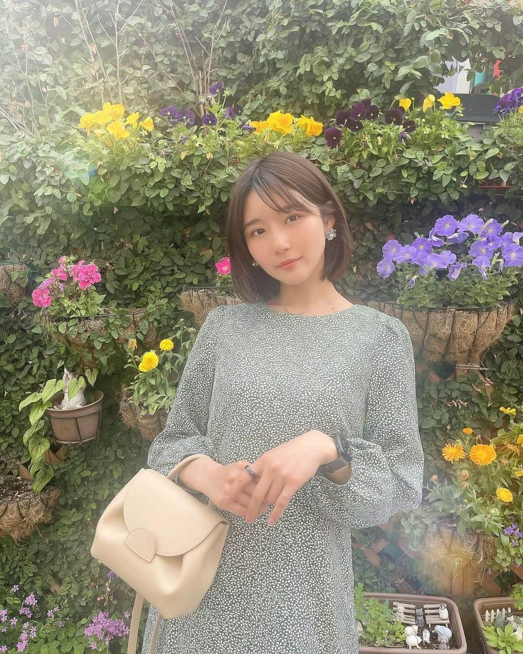 蒼川愛さんのインスタグラム写真 - (蒼川愛Instagram)「ここのところ、お天気最高すぎる✌🏻🤍 金曜日待ってました〜 一週間お疲れさまでした🍻♡ . . ワンピース @shein_japan  バッグ @polene_paris  ピアス @ungrain_____  人差し指のリングは @evering_jp  これクレカと紐付けで決済できるリングなのよ🫶🏻すごいでしょ〜 . . . . . #cordinate#onepiece#fashion#コーディネート#ワンピース#shein#プチプラ#プチプラコーデ#プチプラコーデママファッション#ママコーデ」5月20日 19時21分 - tougarashi_suki