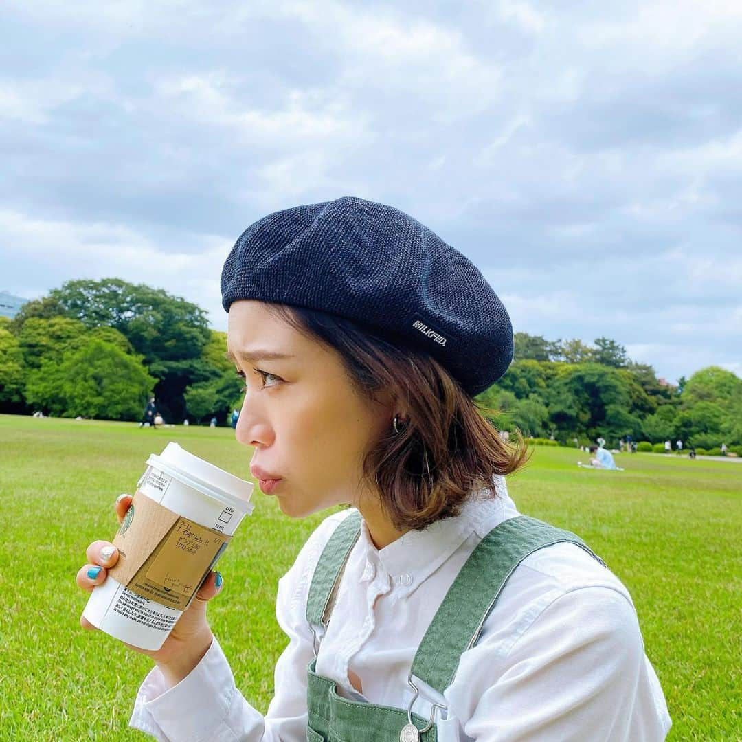 帆春さんのインスタグラム写真 - (帆春Instagram)「. 飲んでるふり、フーフー、あっつ！！🥵  #新宿御苑 #御苑 #休日 #お休み #休憩 #散歩 #starbucks #coffee #スタバ #コーヒー #切りっぱなしボブ #ボブ #ボブアレンジ   #オーバーオール #ベレー帽 #milkfed #ミルフェ #カゴバッグ #sly #moussy #vacation #converse   ☕　😌😗🥵」5月20日 20時26分 - hoharu_oyama