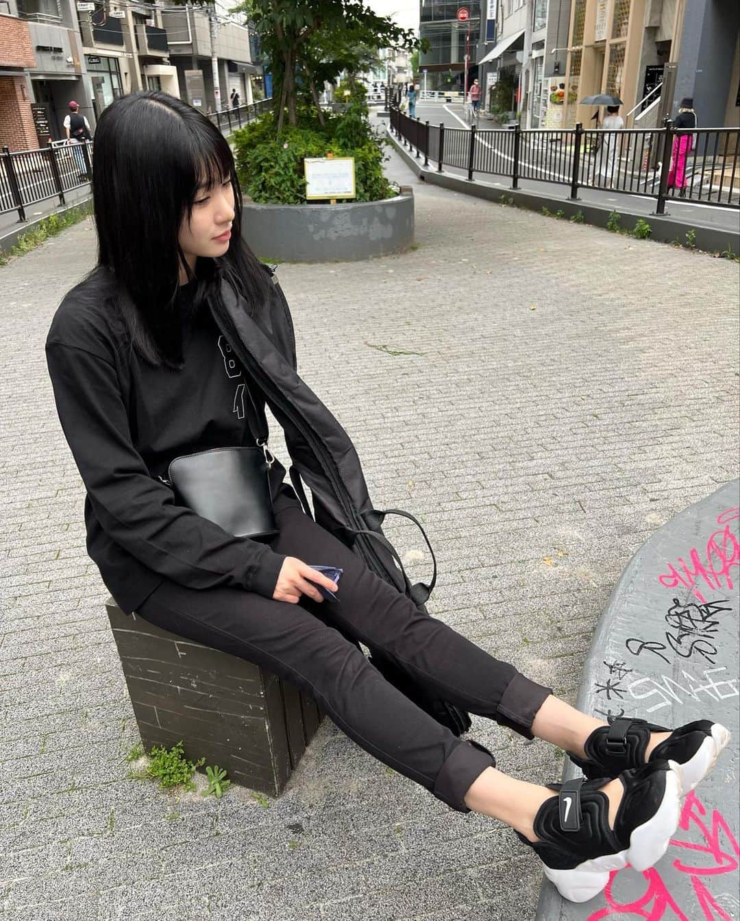 中川紅葉さんのインスタグラム写真 - (中川紅葉Instagram)「黒髪にした🐕‍🦺 3枚目 半目でこれ以上柔軟ができないって言ってる」5月20日 21時13分 - kureha_nakagawa