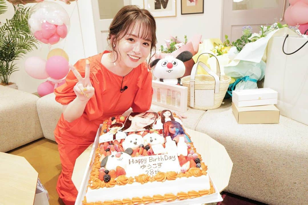 菅本裕子さんのインスタグラム写真 - (菅本裕子Instagram)「#ゆうこす誕生日2022 ⁡ とっっっても素敵な生配信イベントになりました！めちゃ楽しかったな〜！ ⁡ 最高な28歳のスタート！ ありがとうございます😭❤️ ⁡ 写真から幸せが伝わってくる！ ⁡ 最後の写真は、社員のみんなからのプレゼント！ 特大ケーキです🥲🥲🥲❤️❤️❤️❤️ みんな大好きすぎるーーー！！！ ⁡ #はじめしゃちょー #板野友美 #戦慄かなの #hbd #ゆうこす」5月20日 21時41分 - yukos0520