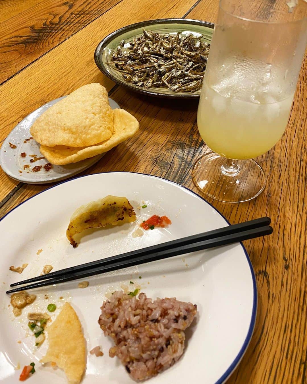 和田明日香さんのインスタグラム写真 - (和田明日香Instagram)「21時のリアル。  まずは奥の煮干し。カルシウム強化中の長女のために時間かけてジワジワ揚げた。でも人気なくてほぼわたしの腹行き。揚げて香ばしくなるハラワタの苦み、これ人生。  その手前は、村松米菓のあまえび大判(えびせん🦐)。めちゃくちゃ美味しいんだけど、かと言っておかずで出すのはどうなのと躊躇って、いいか？トマトのサルサをのせるんやで？と言って野菜サルサとともに出した。各々の皿に残ったえびせんは見事にふやけていた。わたしの立派なつまみである。  一個だけ残った餃子とか、気付いたら盛られてた中途半端な雑穀米とか。どうやって食べよう？こっからがわたしの金曜日ですわ。  ニューサマーオレンジを絞ったサワーとともに。季節のくだもの、気になるけどどう取り入れたらいいかなーって思ってる人、食べチョクがおすすめです。仕事でもPRでもなんでもないけど、すごいいいなって思ってるサービス。  みなさん今週もお疲れ様でした。どうぞここのコメントで疲れ吐き出してってください。」5月20日 22時02分 - askawada