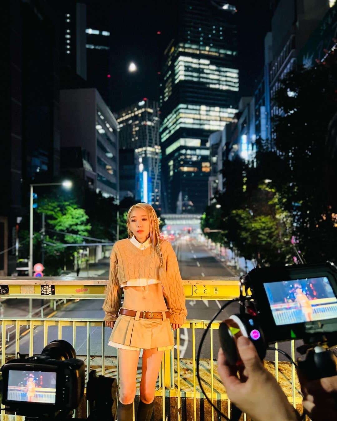 加藤ミリヤさんのインスタグラム写真 - (加藤ミリヤInstagram)「深夜の渋谷。  渋谷の街の中に自分が居る映像がすき。  衣装に何を着るか決まっていないまま現場に入ってサプライズ的に  @miumiu のこのルックを着られるしあわせ。  #miumiu #shibuya」5月20日 22時14分 - miliyahtokyo
