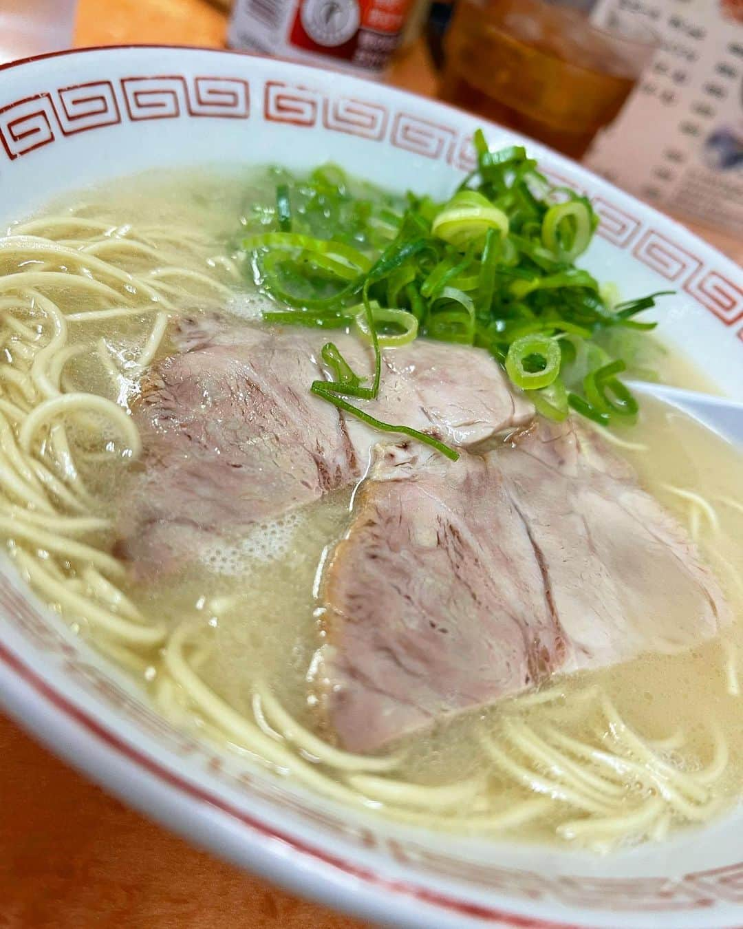 MIKAさんのインスタグラム写真 - (MIKAInstagram)「お腹空きました、、、こんな時間に🥲  福岡でのラーメン記録見て食べた気にする🍜 皆さんには夜中に道連れにして申し訳ないですが、、苦笑  まだ食べたことなかった 長浜ナンバーワンと元祖ラーメン長浜家🍥🤗  細麺バリカタならーめんがお好き🫶  おやすみなさい🤣💗💗 ⠀ ⠀」5月21日 0時42分 - cjd_mika