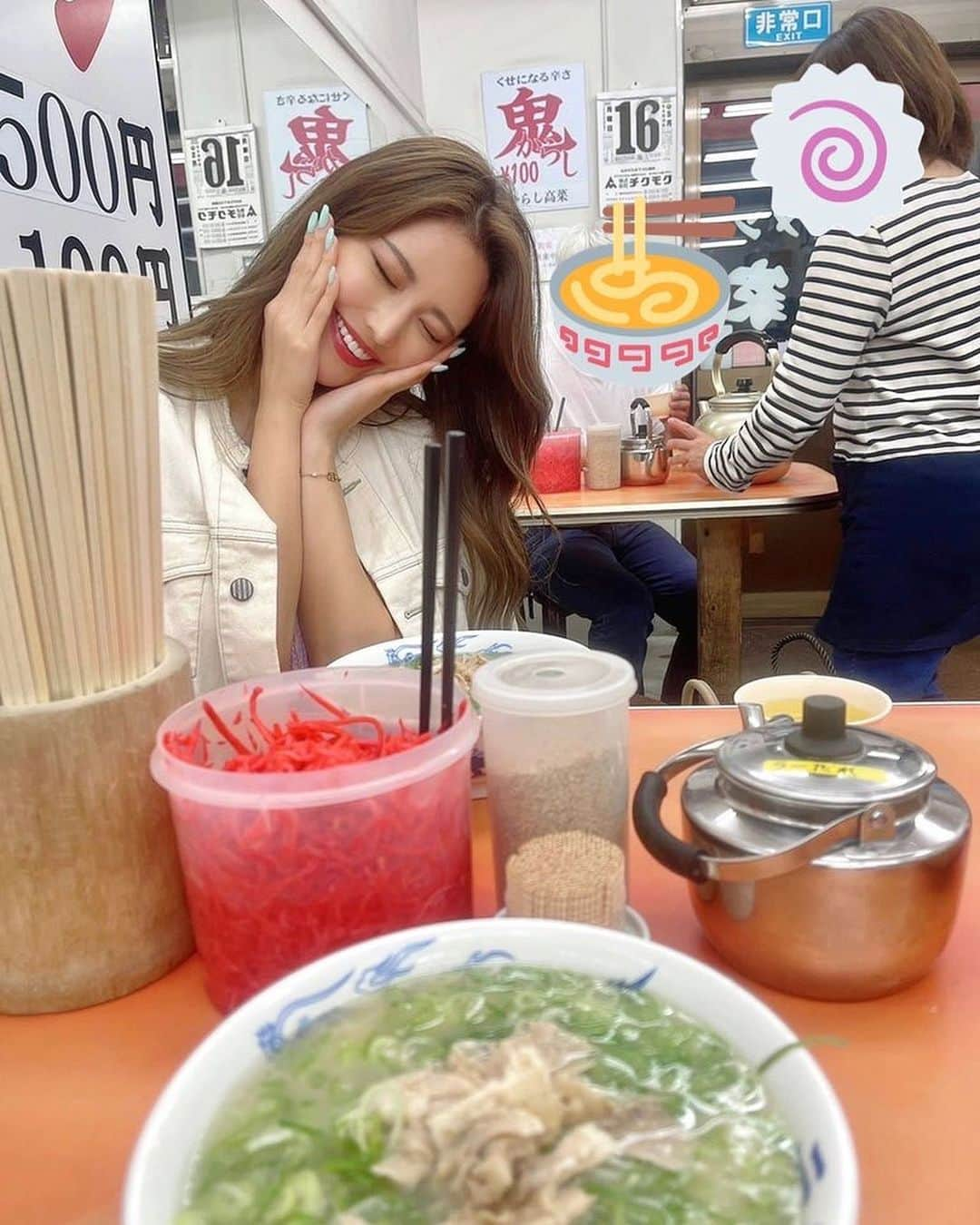 MIKAさんのインスタグラム写真 - (MIKAInstagram)「お腹空きました、、、こんな時間に🥲  福岡でのラーメン記録見て食べた気にする🍜 皆さんには夜中に道連れにして申し訳ないですが、、苦笑  まだ食べたことなかった 長浜ナンバーワンと元祖ラーメン長浜家🍥🤗  細麺バリカタならーめんがお好き🫶  おやすみなさい🤣💗💗 ⠀ ⠀」5月21日 0時42分 - cjd_mika