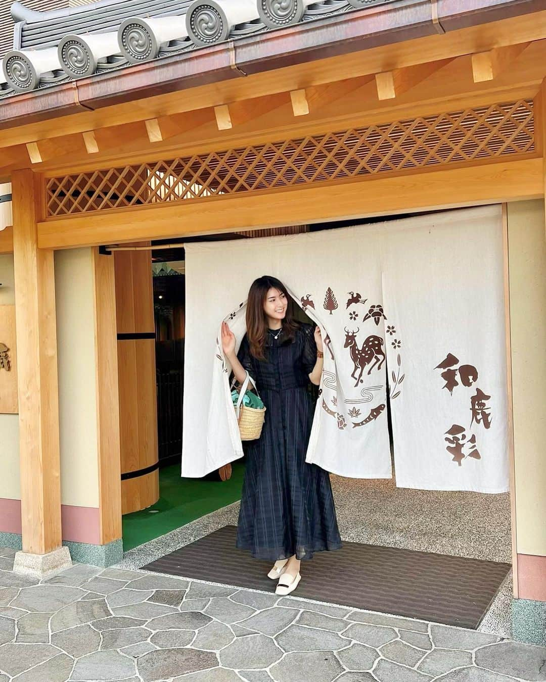 井上麻衣さんのインスタグラム写真 - (井上麻衣Instagram)「奈良公園から歩いてすぐの場所にある 【 ホテルニューわかさ 】に 宿泊させていただきました💕  徒歩圏内で奈良の魅力を感じられ、 お部屋や貸切露天風呂からの景観が素晴らしい✨✨  今回泊まったお部屋は、 夕暮れの奈良をイメージした  「 夕暮れ 」-Yougure-露天風呂付き客室  デッキからは、若草山⛰が一望できて四季折々に 移り変わる景色が最高なんです☺️  日没時間に合わせて 貸切露天風呂(展望ひのき風呂)♨️を予約しました💕 檜の香りが身も心も癒してくれます😍 絶対予約して利用してほしいです♡♡  楽しみにしていた夕食🥢は 厳選された素材でつくる"大和懐石" 食事が美味しいと旅がより一層楽しくなります✨ (食事は別記事で、、、♡)  途中写真のサービス📷などもあり おもてなしの心を大切にされている とても居心地の良いホテルでした 満足度が高いです♡  四季に応じて訪れたいです🥰 次は子供たち👧🏻👦🏻を連れてきたいなぁ✨  本当にありがとうございました💕  ☑︎ホテルニューわかさ  @newwakasa__nara.no.yado 奈良県奈良市北半田東町1 ☎︎ 0742-23-5858 近鉄奈良駅より徒歩１０分  . . . . #travel#nara#hotel #奈良旅行 #露天風呂付き客室 #hotelstagram #奈良グルメ #ホテルニューわかさ #奈良旅行 #PR」5月21日 8時05分 - mai_inoue