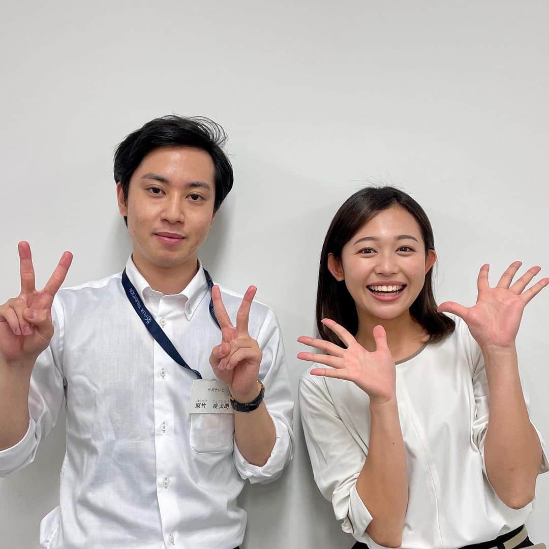 フジテレビアナウンサーさんのインスタグラム写真 - (フジテレビアナウンサーInstagram)「新人研修③ 新人アナウンサーの松﨑涼佳(まつざきすずか)です！  今日は「食リポ」を勉強しました😋楽しく、素直に、そして的確にコメントとリアクションをすることが大切だそうです！  2枚目は、食リポ初挑戦のサガテレビ原竹凌太朗（はらたけりょうたろう）アナウンサーです。トンカツ屋さんでアルバイト経験があり、かなり気合が入っています！ 結果は、、？！  3枚目は、まさかのスローで撮ってしまったハプニング😂  次回は5/24(火)に勝野アナウンサーが投稿予定です！  #食リポ #まだまだ課題がたくさん #サムネイルの温度差 #真顔ダブルピース #新人アナウンサー #サガテレビ #原竹凌太朗  #フジテレビ #松﨑涼佳 #フジアナ研修中 #撮影時のみマスクを外しています」5月21日 8時47分 - fujitv_announcer