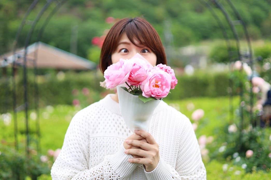 稲富菜穂さんのインスタグラム写真 - (稲富菜穂Instagram)「先日のデビッドオースチンイングリッシュローズガーデン写真📸🌹  生中継終わりスタッフさんが一眼で色々撮ってくださったんです🙇‍♂️  ありがたい... ちゃっかり夕刊東スポ紙面のコラム写真も撮っていただいたのを送りやした🌹笑 （ムーチョコラム宜しくお願いします🤲）  このガーデンで見られる薔薇たちを買えてお家でも楽しめるんだよ✌️💕  しかも私みたいな初心者でも安心な一年保証が付いてるねん！  家電か✋ って突っ込んでしまいましたが、それくらい薔薇を楽しんでほしいという思いが強くて素敵だなぁと感じました🌹  今週末も見頃だそうなので是非に🏃‍♂️💨  秋もまた行きたいなぁ🌹💕  #jcom #liveニュース泉州 #泉州 #デビッドオースチンイングリッシュローズガーデン #イングリッシュローズ #🌹」5月21日 9時30分 - inatomi74
