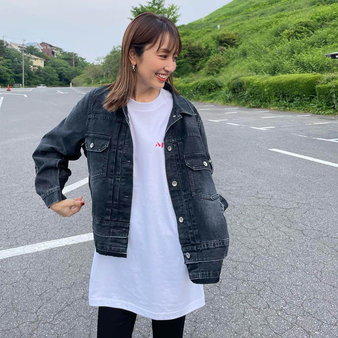 矢田亜希子さんのインスタグラム写真 - (矢田亜希子Instagram)「フォント好きにはたまらない❤️ #私服#Tシャツ#ロゴtシャツ #フォント#ハトヤ#一目惚れ#可愛い#フォント好き#ロゴt #ロゴt好き ジャケット #sacai デニム #theory#jbrand  Tシャツ#ハトヤ スニーカー#atranticstars (かりちゃんからのプレゼント💕履いてるよー)」5月21日 11時45分 - akiko_yada