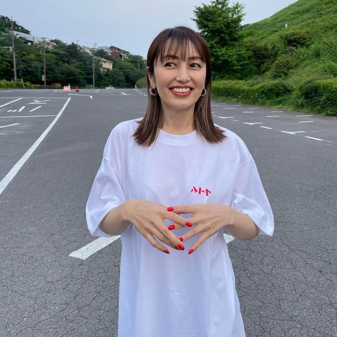 矢田亜希子さんのインスタグラム写真 - (矢田亜希子Instagram)「フォント好きにはたまらない❤️ #私服#Tシャツ#ロゴtシャツ #フォント#ハトヤ#一目惚れ#可愛い#フォント好き#ロゴt #ロゴt好き ジャケット #sacai デニム #theory#jbrand  Tシャツ#ハトヤ スニーカー#atranticstars (かりちゃんからのプレゼント💕履いてるよー)」5月21日 11時45分 - akiko_yada